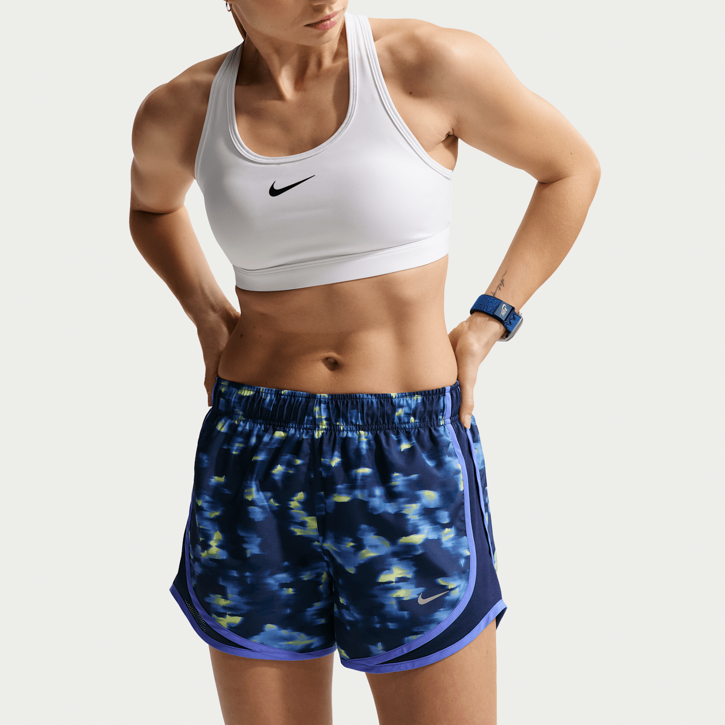 Женские беговые шорты Nike Tempo со средней посадкой, 3", со вшитыми трусами, с принтом, цвет: Тёмно-синий / Сапфировый — фото 2