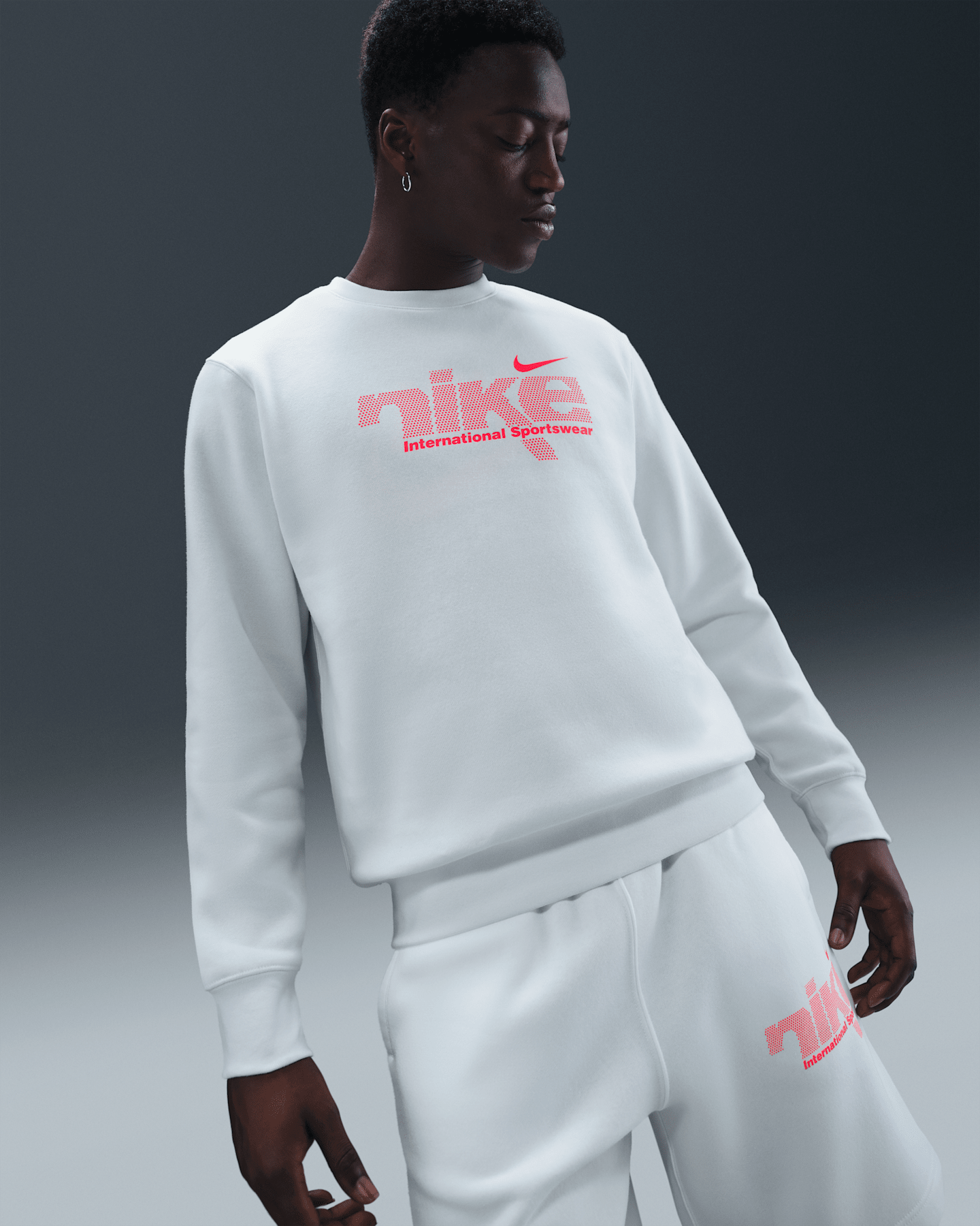 Мужской флисовый свитшот Nike Sportswear Club, цвет: Снежный белый / Малиновый — фото 6