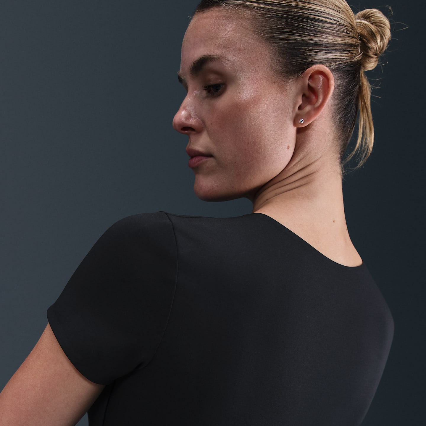 Женский топ с коротким рукавом Nike Form, цвет: Чёрный / Дымчатый серый — фото 2
