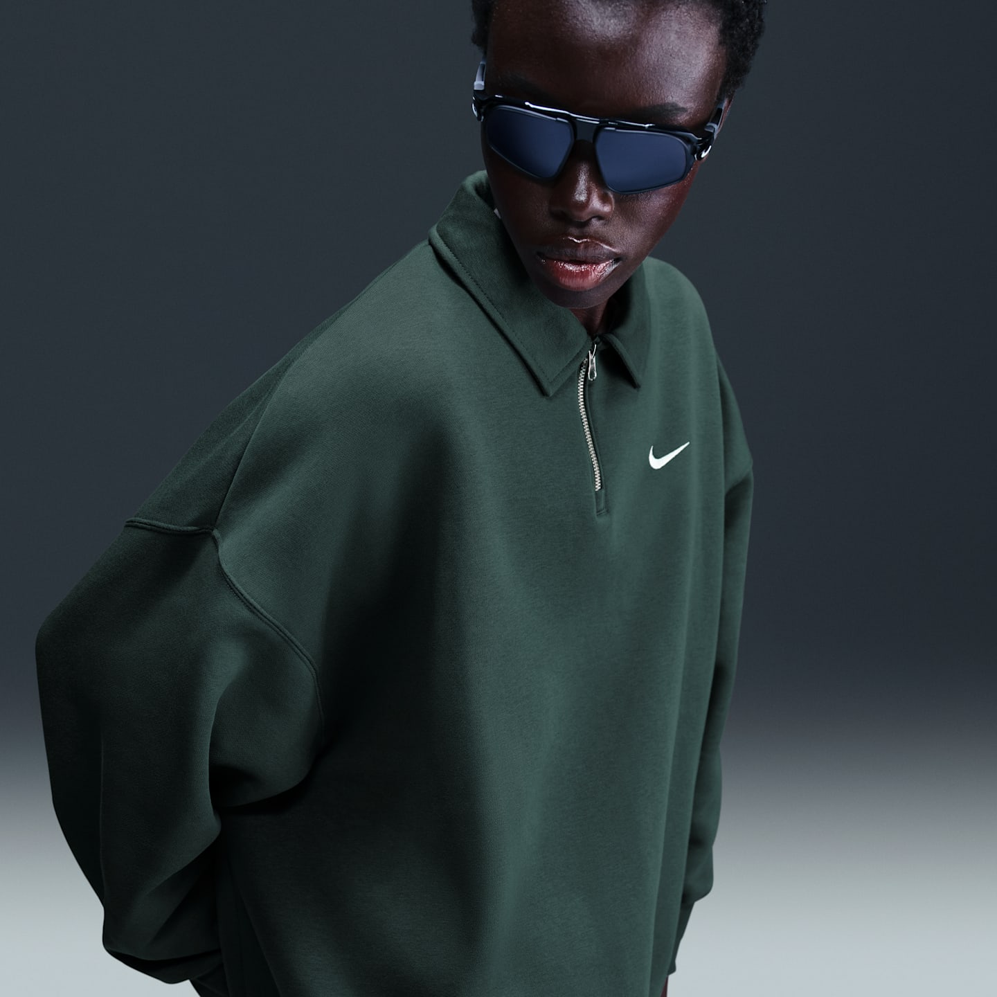 Женское поло Nike Sportswear Phoenix Fleece Oversized 1/4-Zip Polo, цвет: Зелёный / Молочный — фото 1