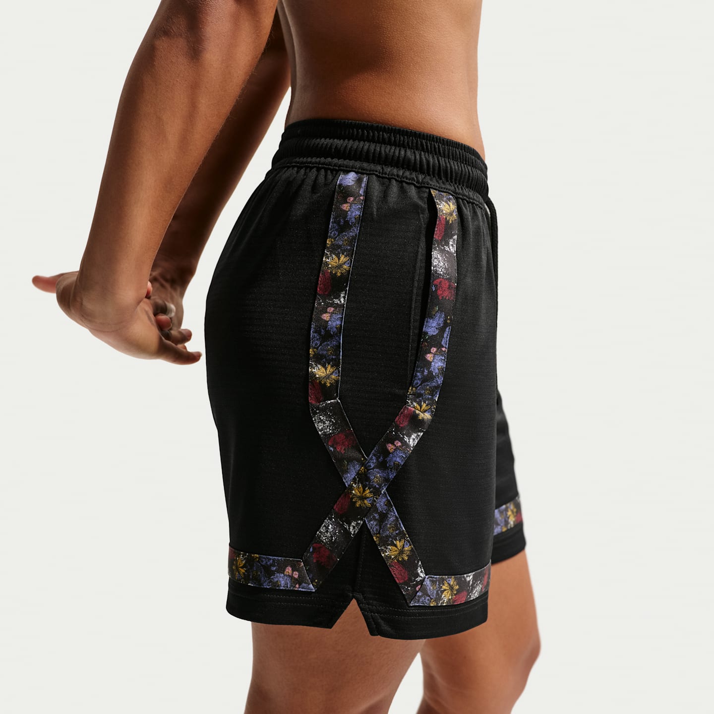 Женские баскетбольные шорты Nike Crossover Dri-FIT, цвет: Чёрный / Белый — фото 3