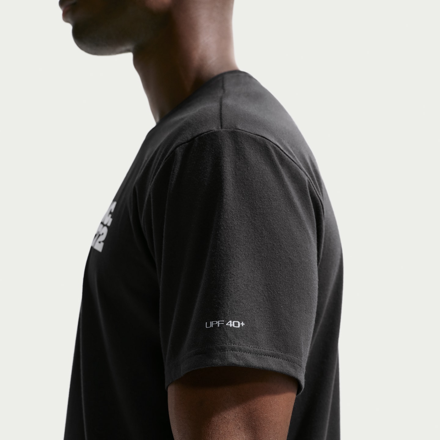 Мужская плавательная футболка Nike Swim Hydroguard Dri-FIT UV с коротким рукавом, цвет: Чёрный — фото 6
