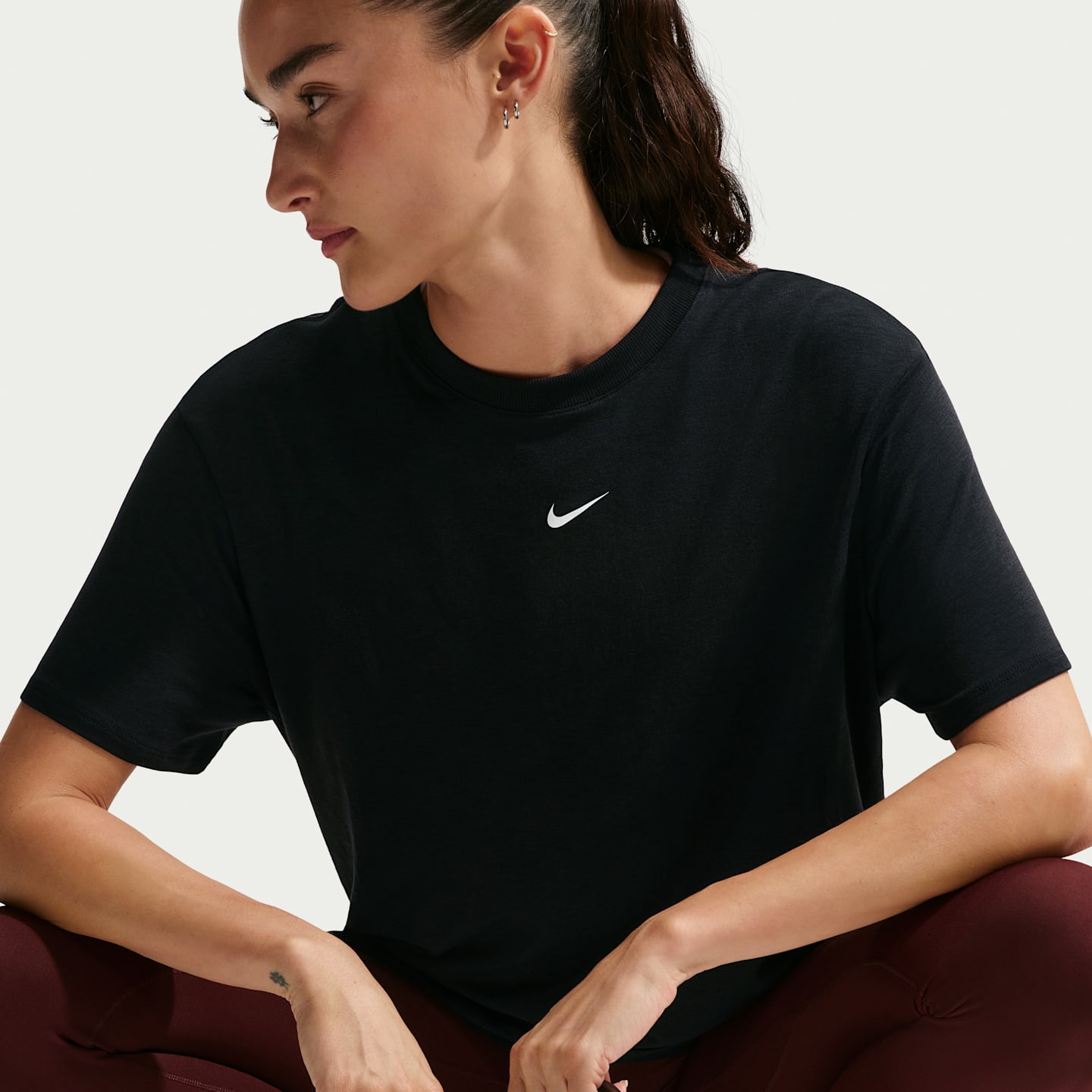 Женский топ Nike One Relaxed Dri-FIT с коротким рукавом, цвет: Чёрный / Белый — фото 3