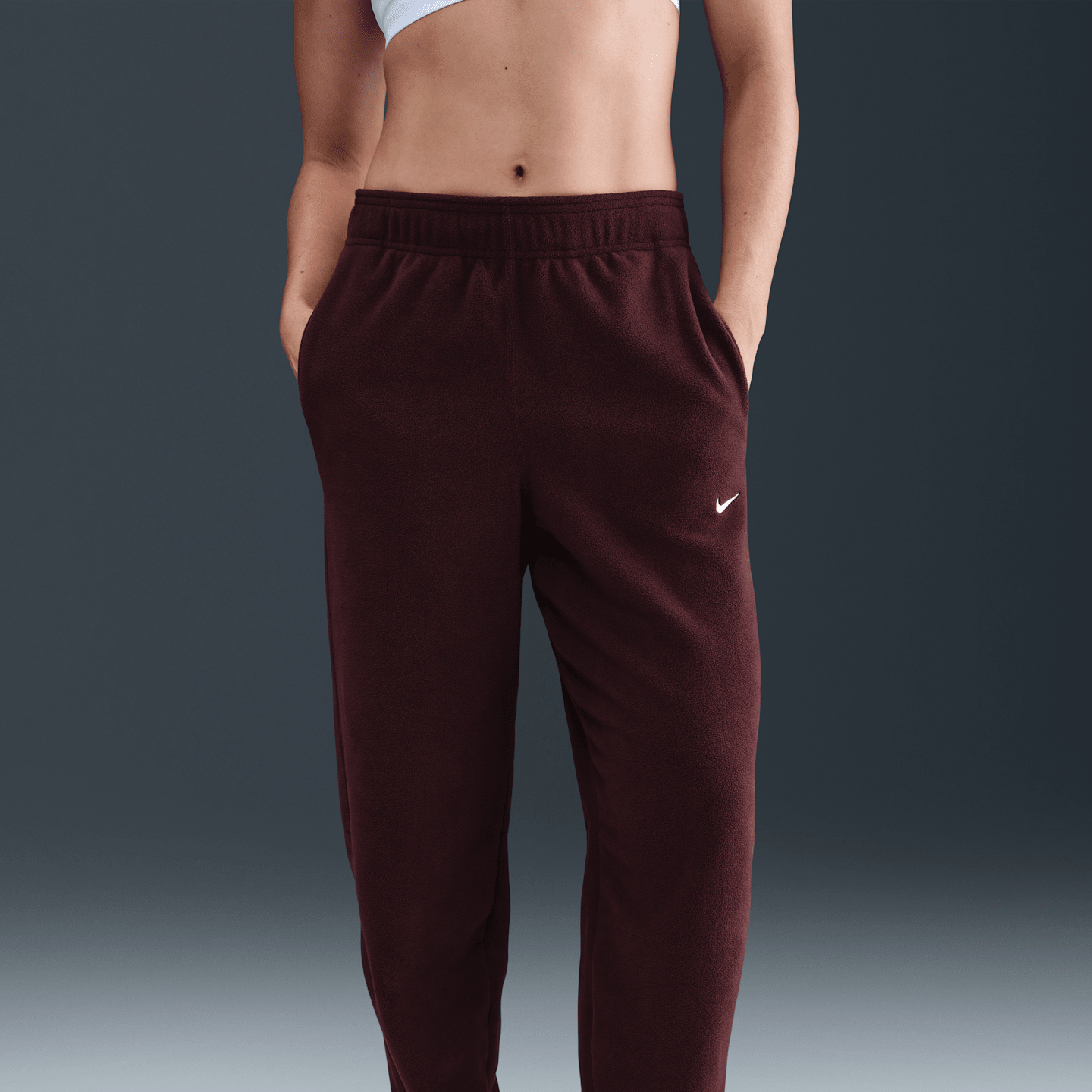 Женские флисовые брюки Nike One Therma-FIT со средней посадкой, цвет: Бордовый / Белый — фото 2