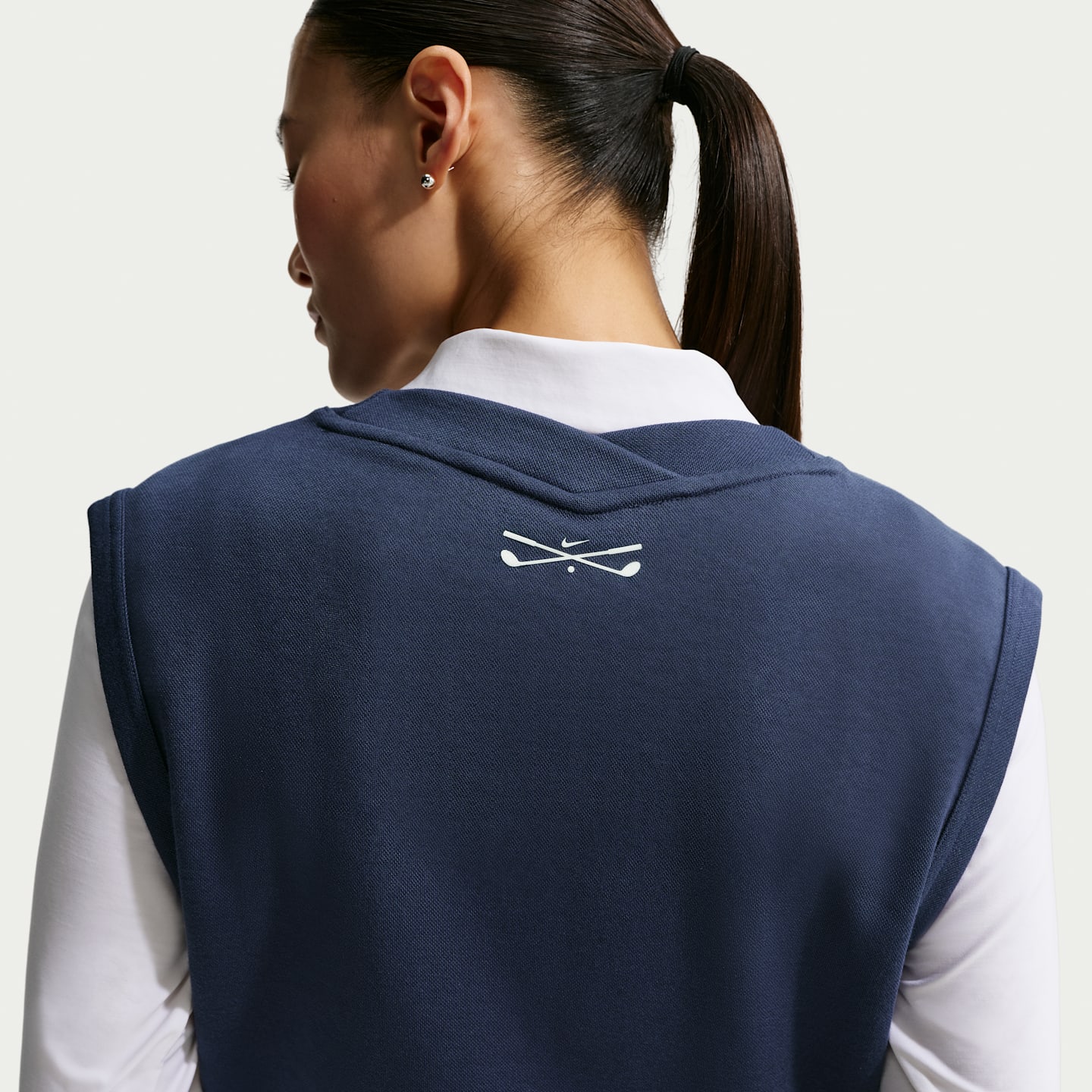 Женский жилет для гольфа Nike с V-образным вырезом, цвет: Тёмно-синий / Молочный — фото 2