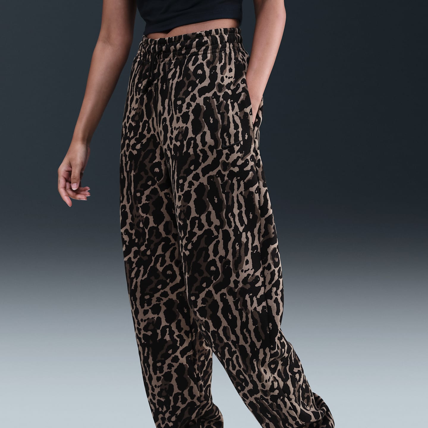 Женские брюки Nike Sportswear Phoenix Fleece High-Waisted Oversized Printed Sweatpants, цвет: Чёрный — фото 2