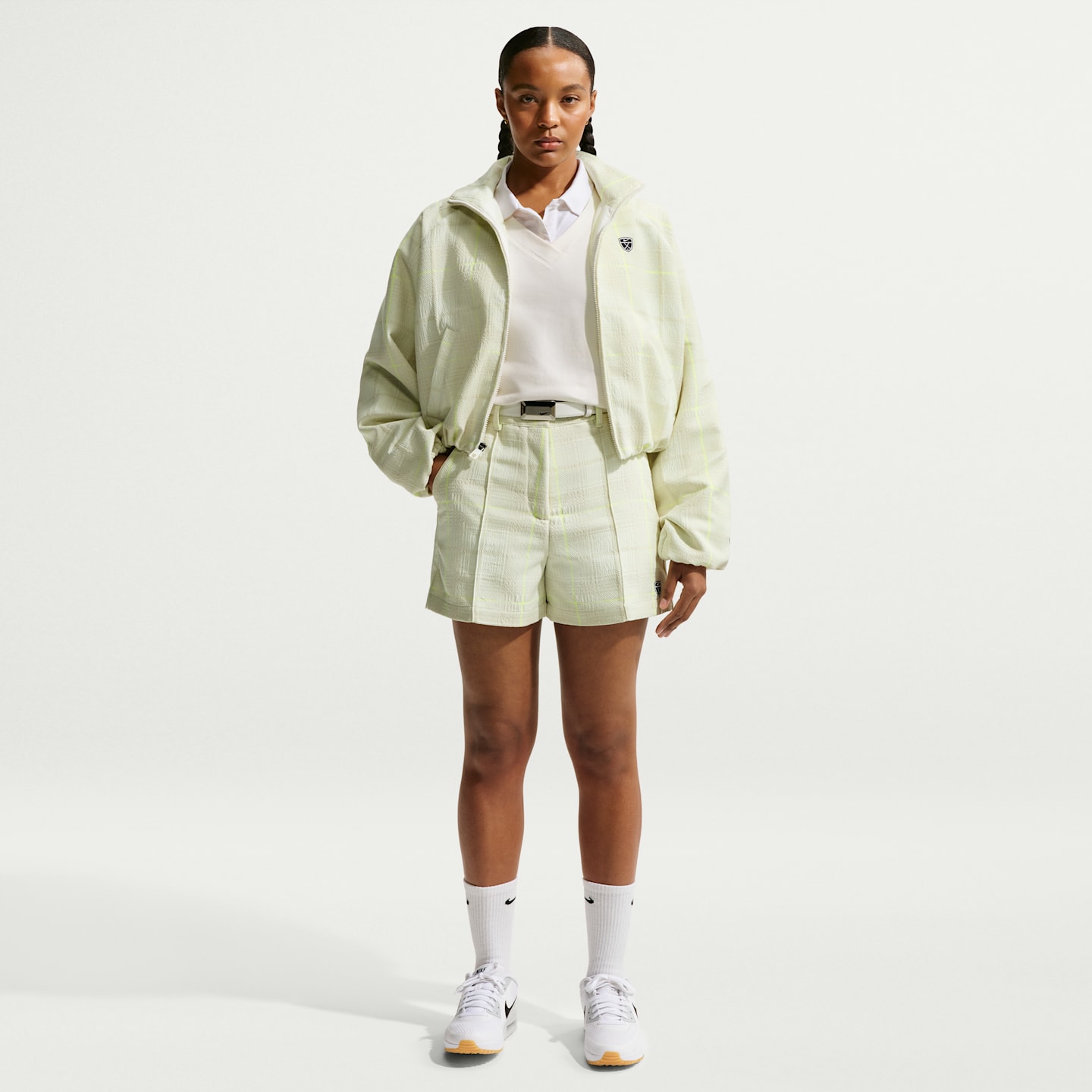 Женские шорты для гольфа Nike в шотландскую клетку, цвет: Молочный / Чёрный — фото 1