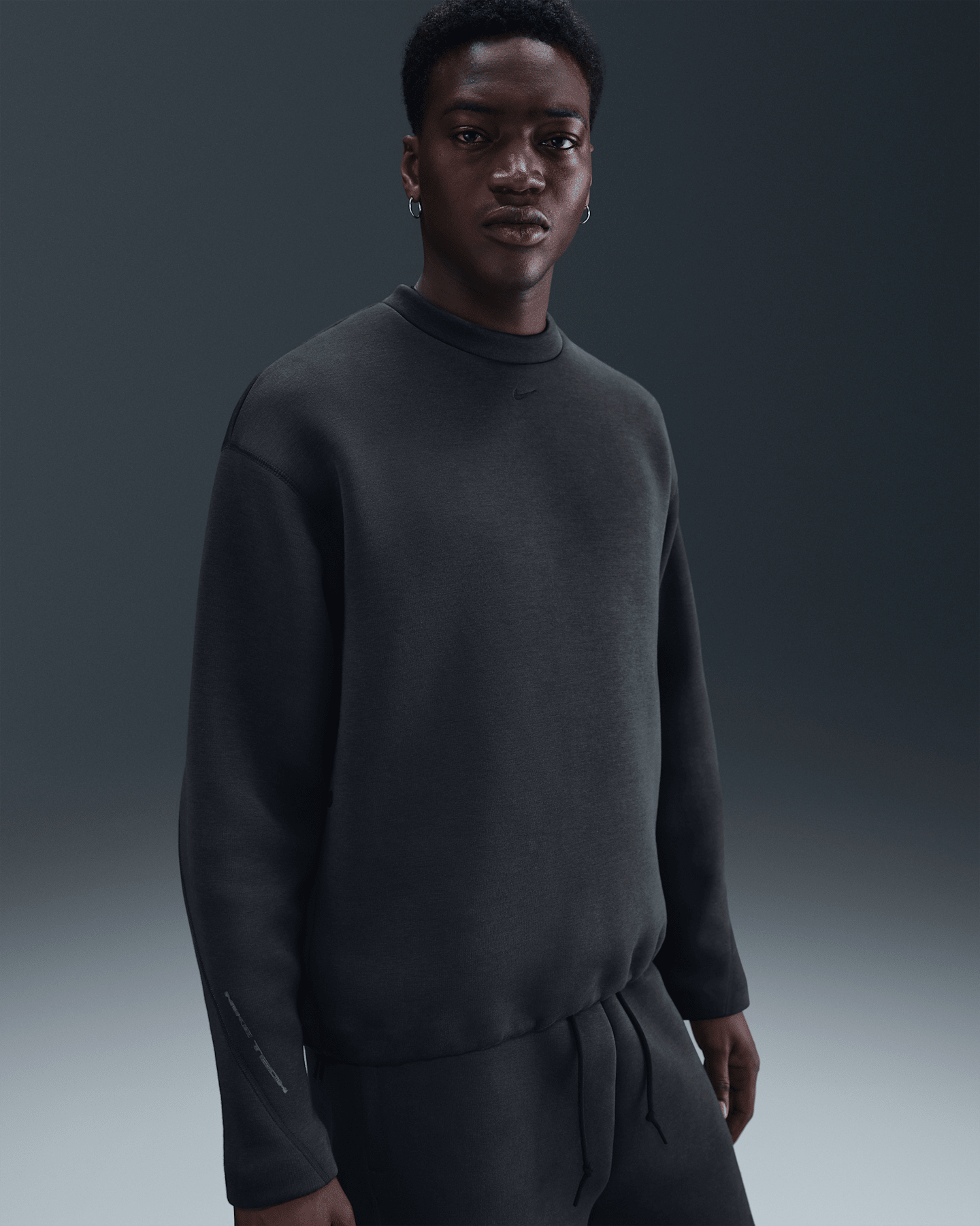 Мужской флисовый свитшот свободного кроя Nike Tech, цвет: Антрацитовый / Чёрный — фото 6