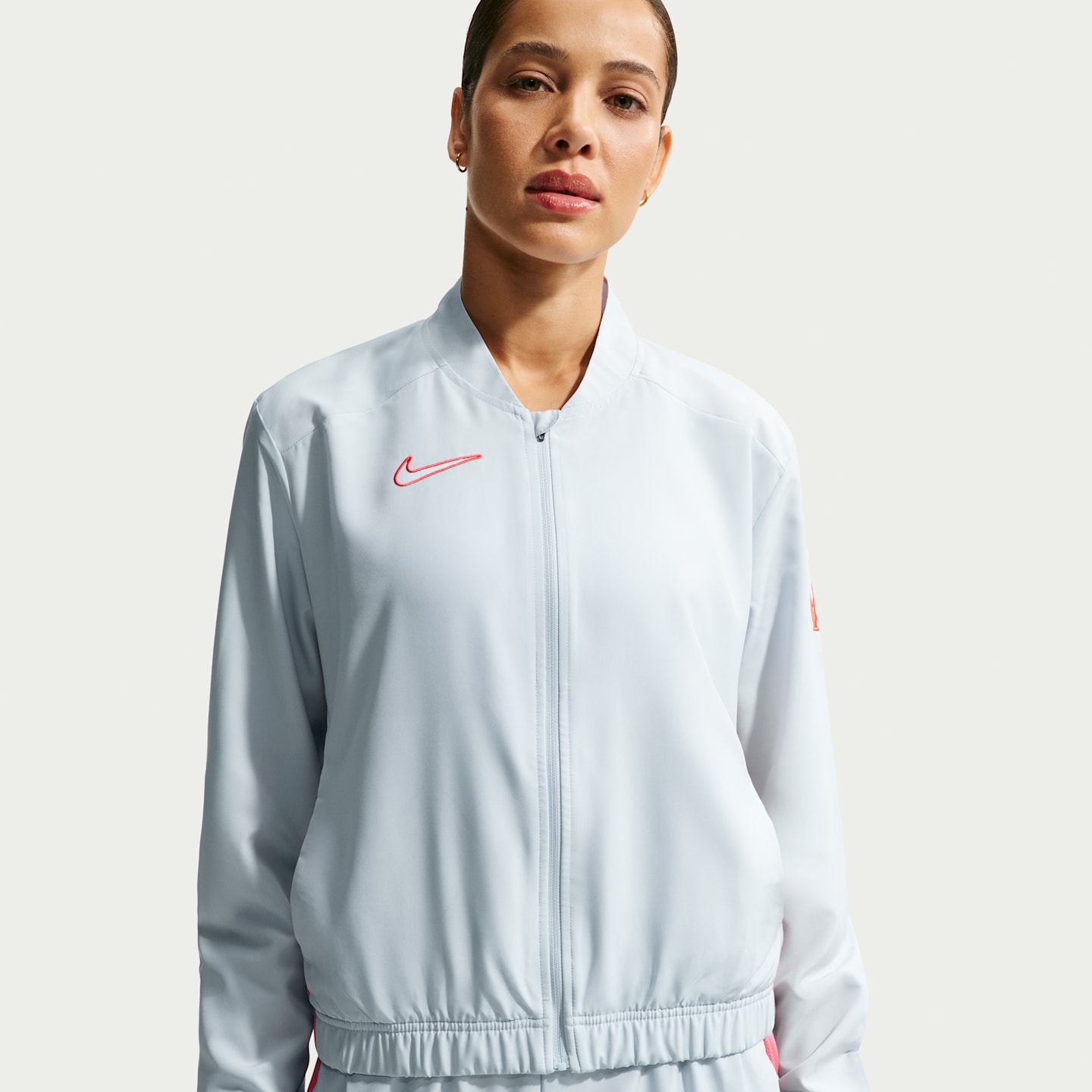 Женские комплекты Nike Academy "Alexia Putellas" Dri-FIT Soccer Woven Tracksuit, цвет: Платиновый / Морской коралловый — фото 2
