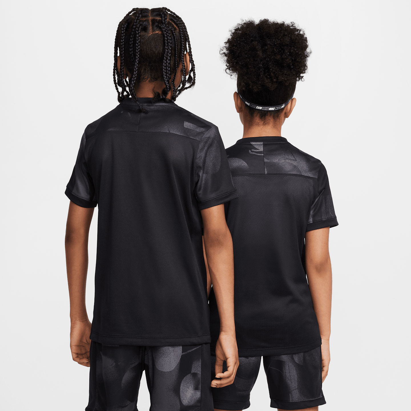Детский футбольный топ с коротким рукавом Nike Academy+ Dri-FIT, цвет: Тёмный серый / Чёрный — фото 2