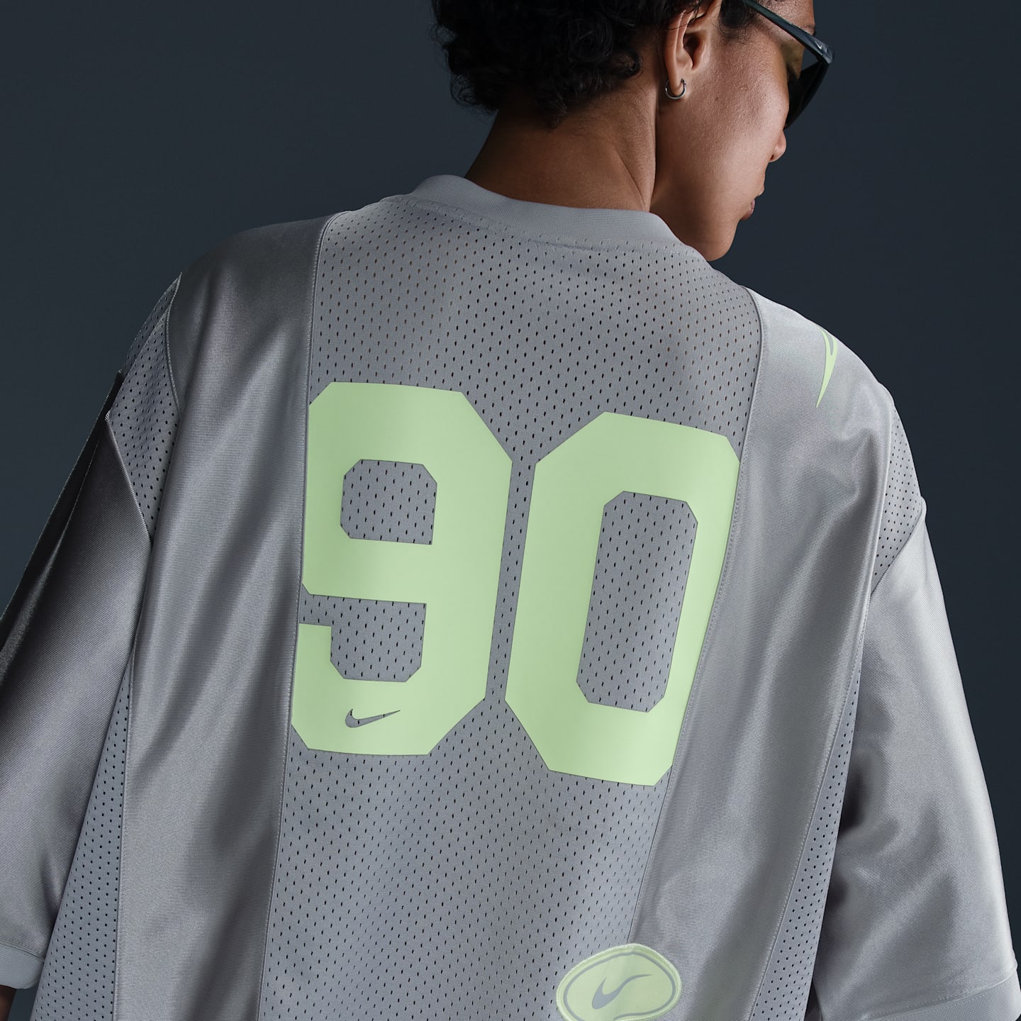 Женское джерси Nike Sportswear оверсайз с принтом и коротким рукавом, цвет: Серый / Кислотно-жёлтый — фото 2