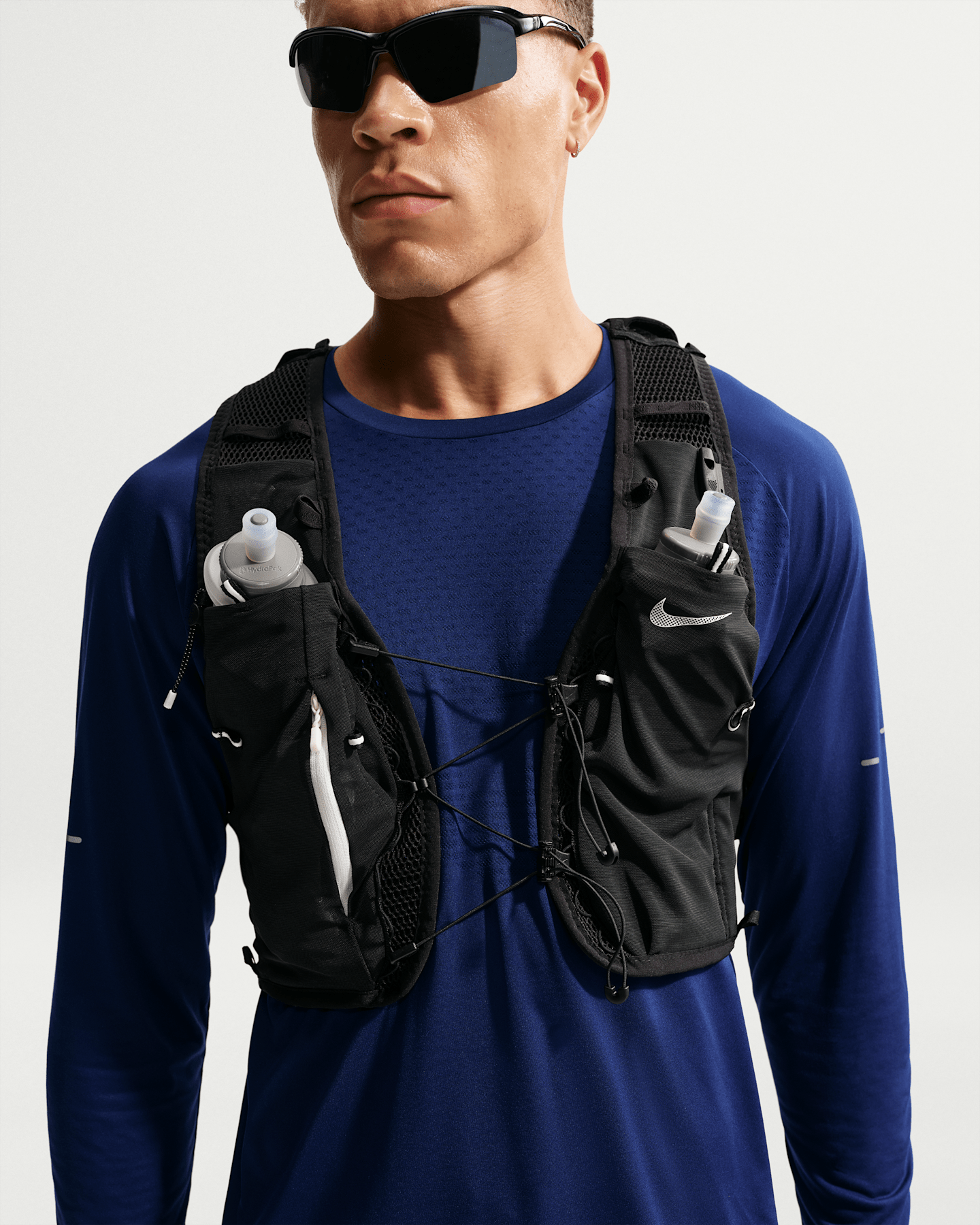 Беговой жилет Nike Trail Running, 5 л, цвет: Чёрный / Молочный — фото 7