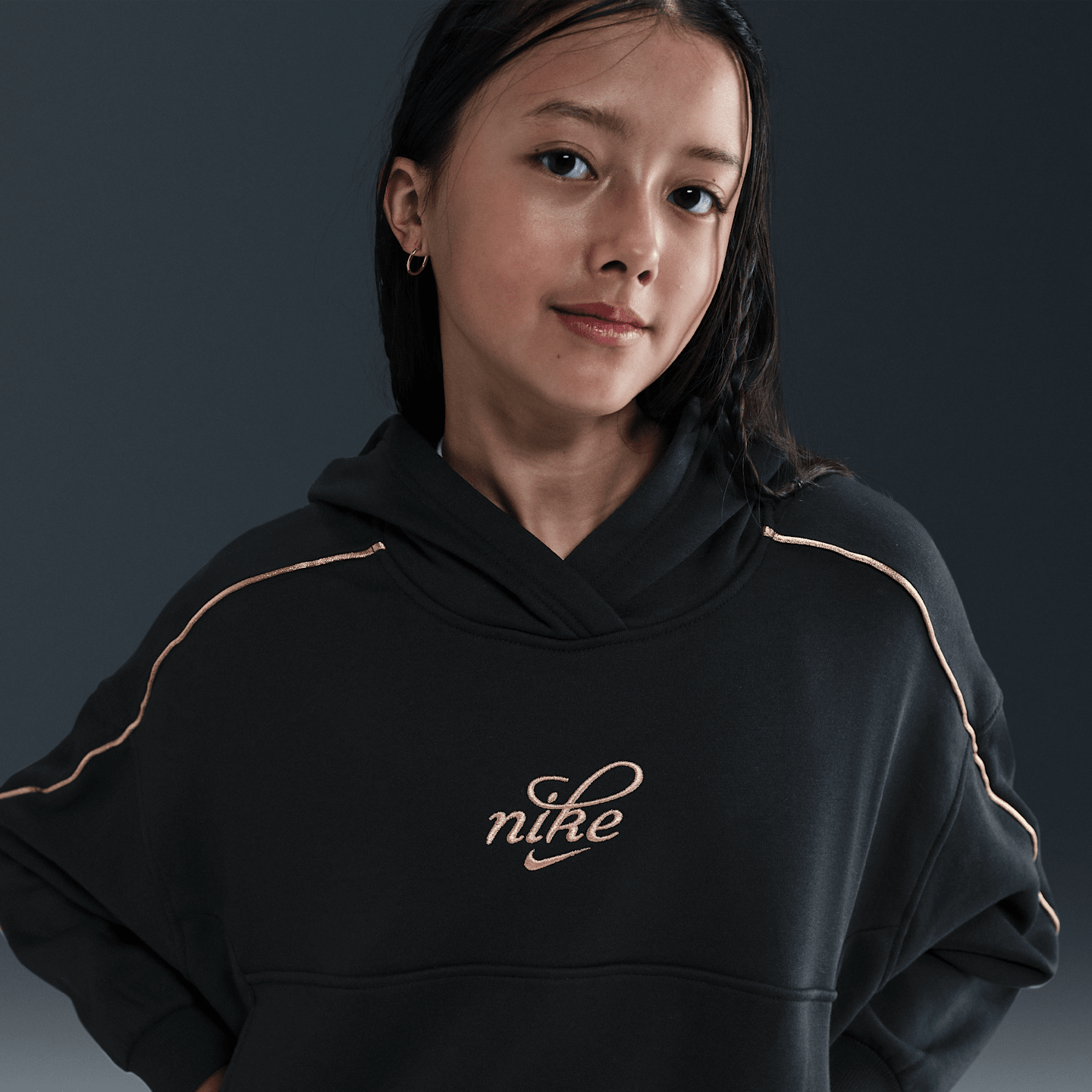 Детское флисовое худи для девочек Nike Sportswear Club Boxy, цвет: Чёрный / Металлик золотой