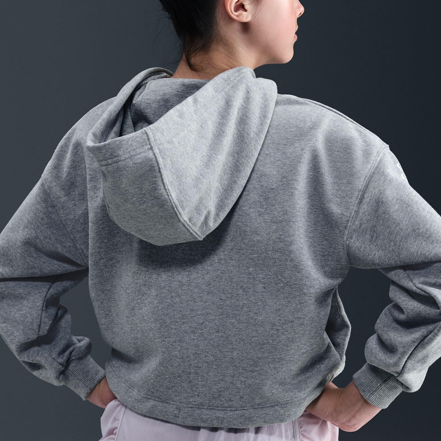 Худи Nike Sportswear Dri-FIT Fleece для девочек, цвет: Серый меланжевый / Белый — фото 2