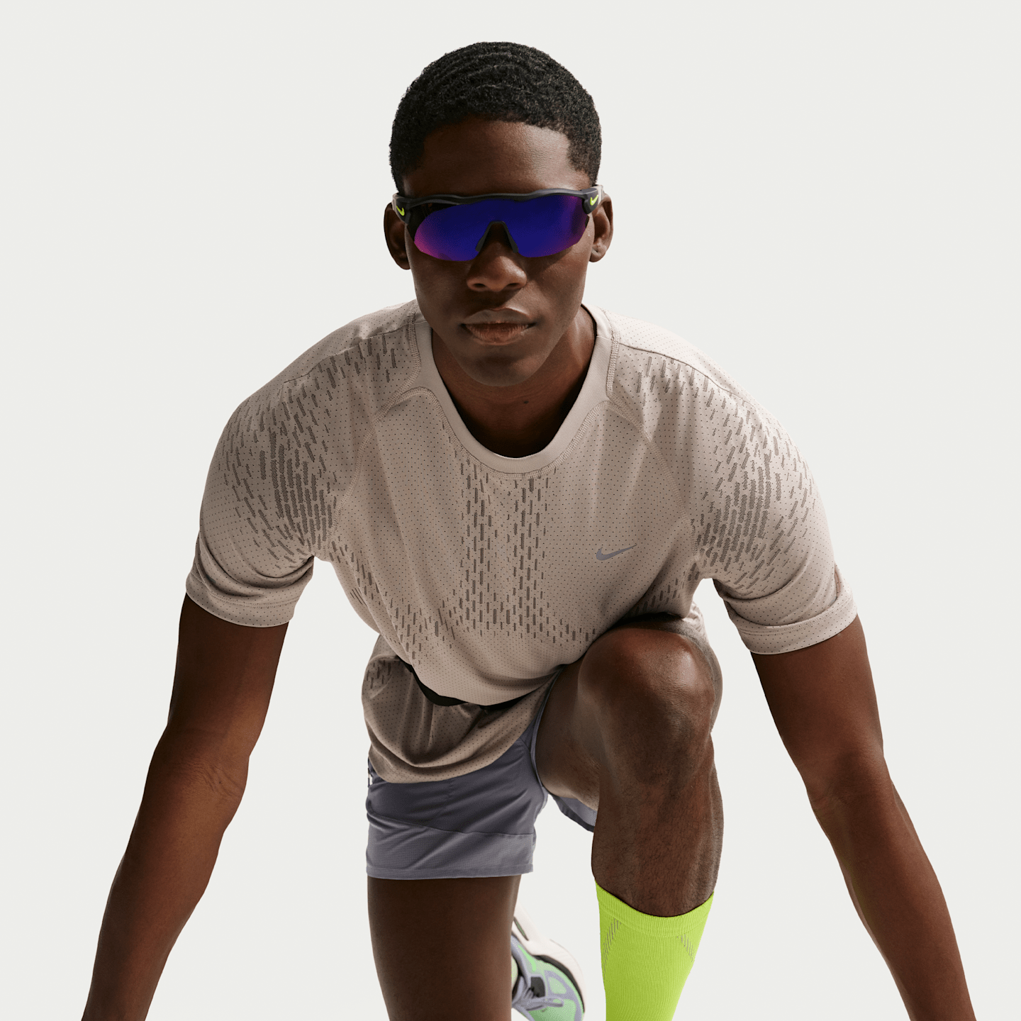 Мужской беговой топ Nike Stride Plus Dri-FIT ADV с коротким рукавом, цвет: Кремовый / Норковый коричневый — фото 3