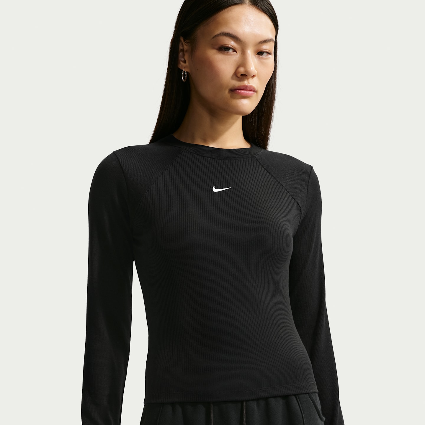 Женский облегающий топ в рубчик Nike Sportswear Chill Knit с длинным рукавом, цвет: Чёрный / Молочный — фото 1