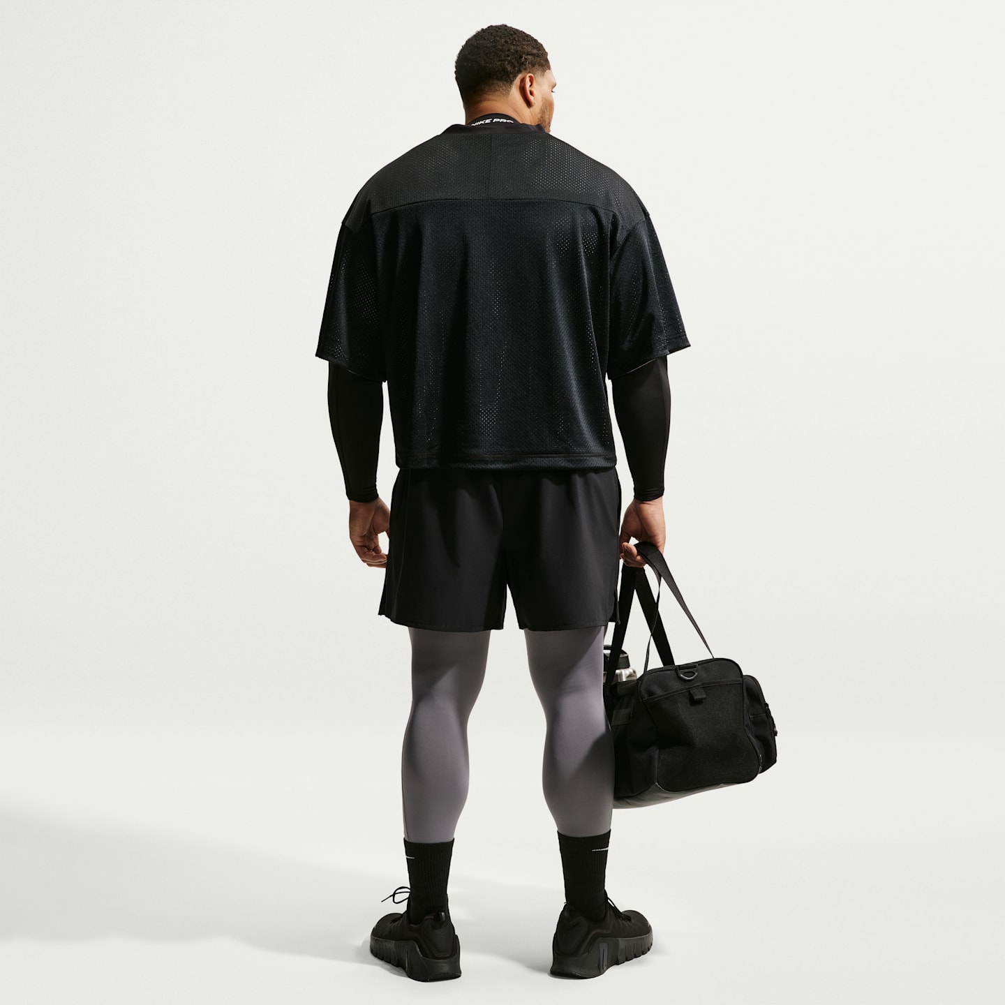 Мужская двусторонняя тренировочная футболка Nike N.A.C. Dri-FIT, цвет: Чёрный / Дымчатый серый — фото 11