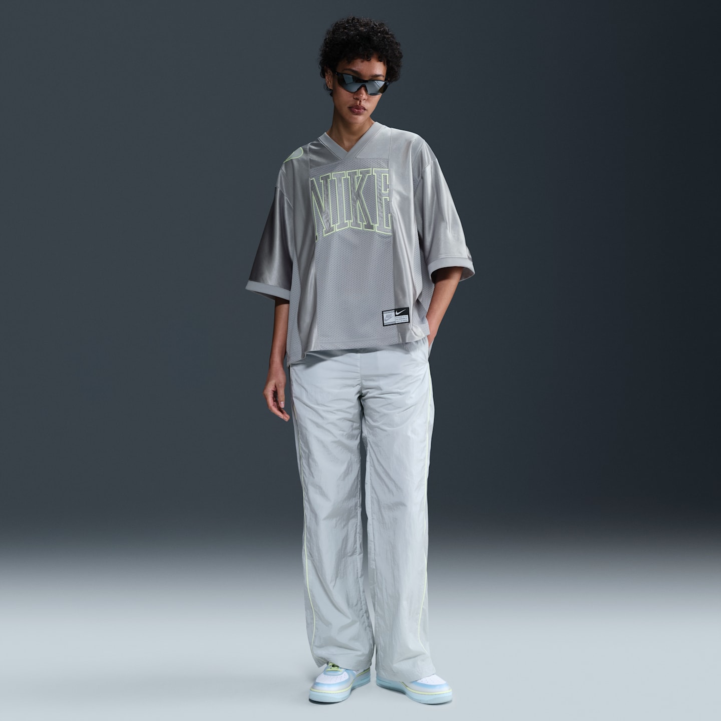 Женское джерси Nike Sportswear оверсайз с принтом и коротким рукавом, цвет: Серый / Кислотно-жёлтый — фото 4
