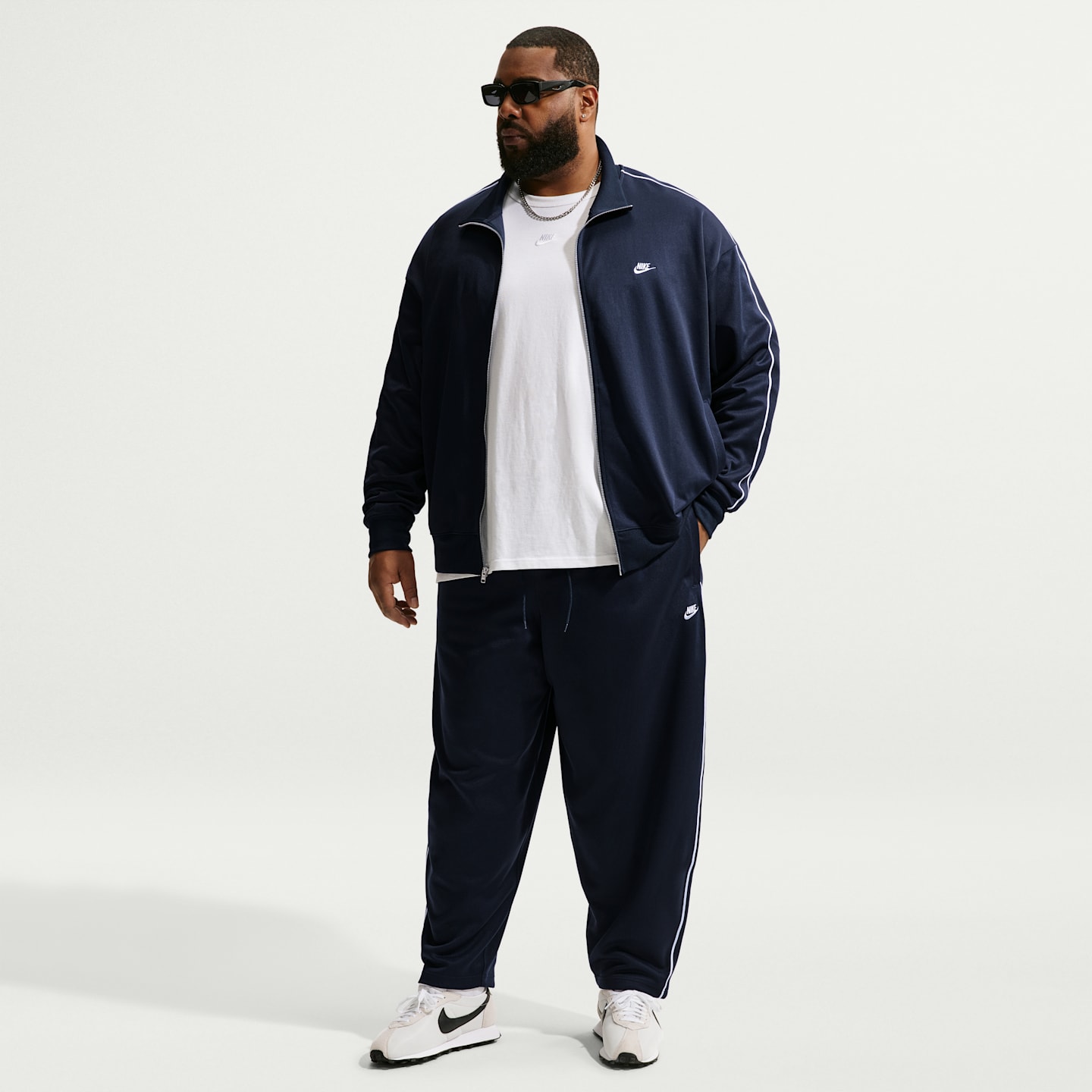 Мужские брюки Nike Sportswear Club Oversized Knit Track Pants, цвет: Обсидиановый / Белый — фото 6