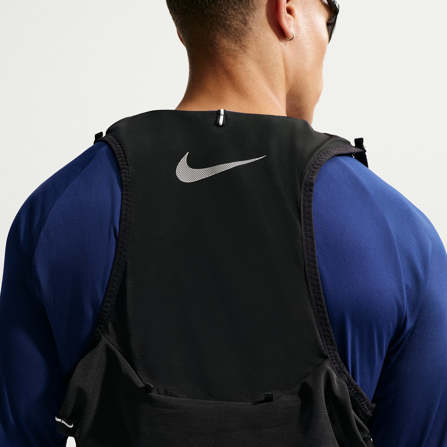 Беговой жилет Nike Trail Running, 5 л, цвет: Чёрный / Молочный — фото 6