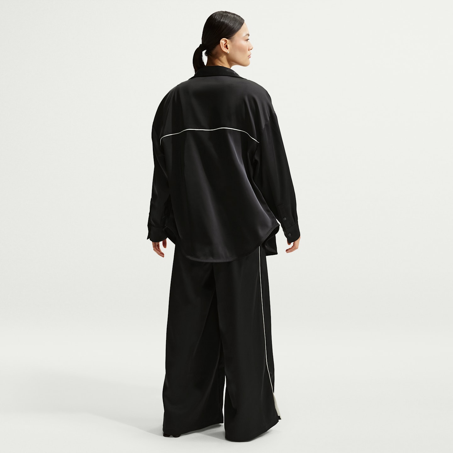 Женский атласный топ Nike Sportswear оверсайз с длинным рукавом, цвет: Чёрный / Молочный — фото 5