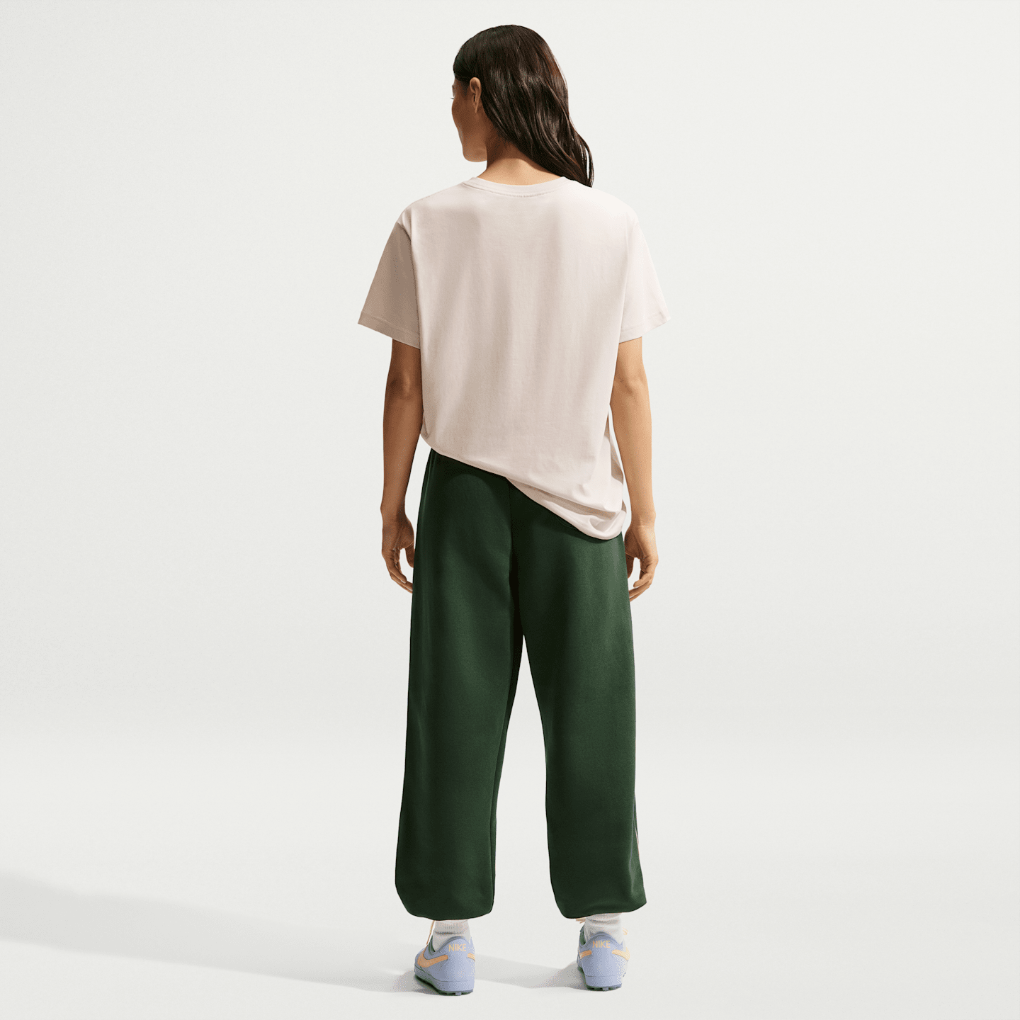 Женские брюки Nike Sportswear Phoenix Fleece Oversized High-Waisted Graphic, цвет: Алебастровый — фото 5