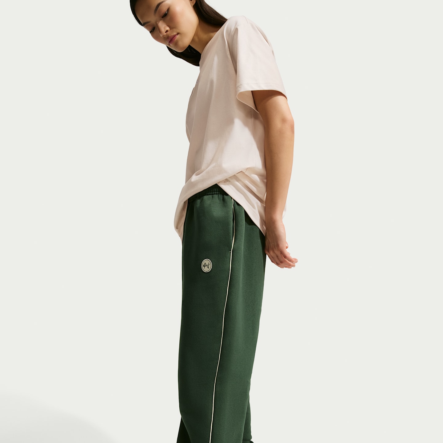 Женские брюки Nike Sportswear Phoenix Fleece Oversized High-Waisted Graphic, цвет: Алебастровый — фото 4