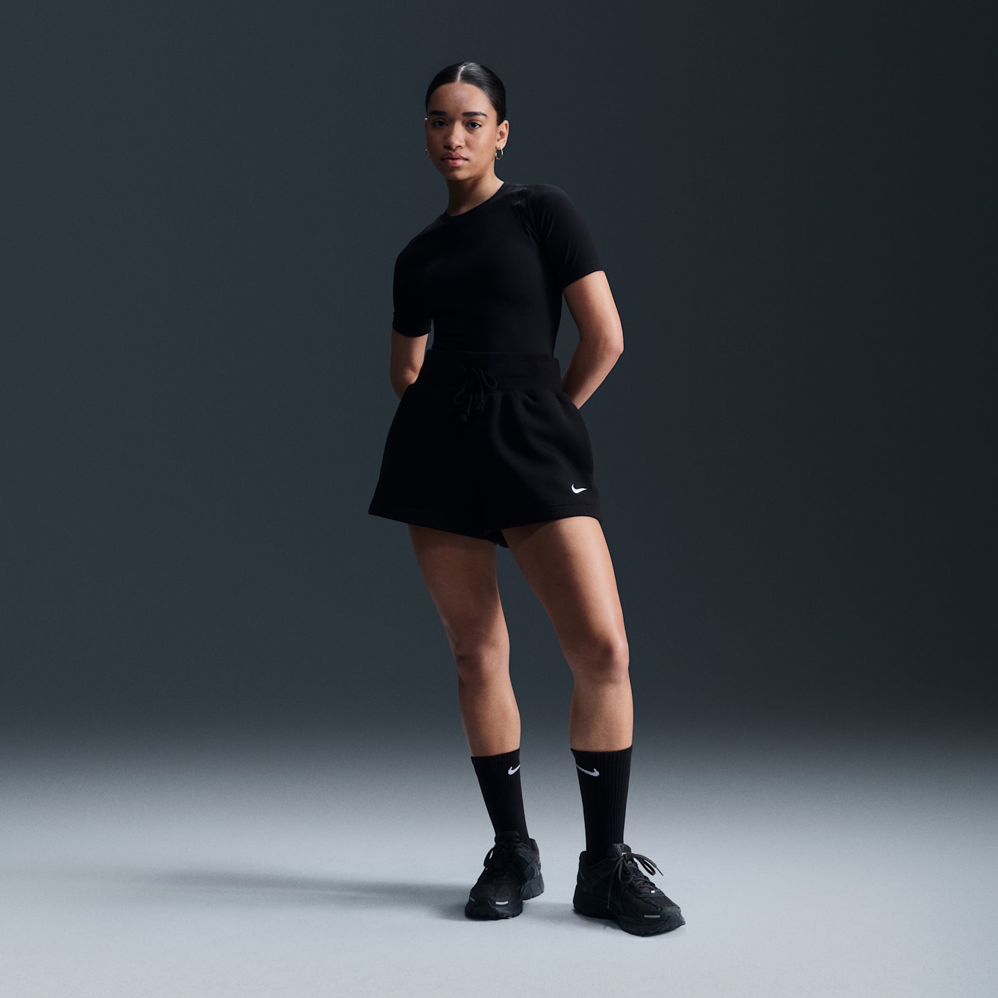 Женские шорты Nike Sportswear Phoenix Fleece High-Waisted Loose, цвет: Чёрный / Молочный — фото 1