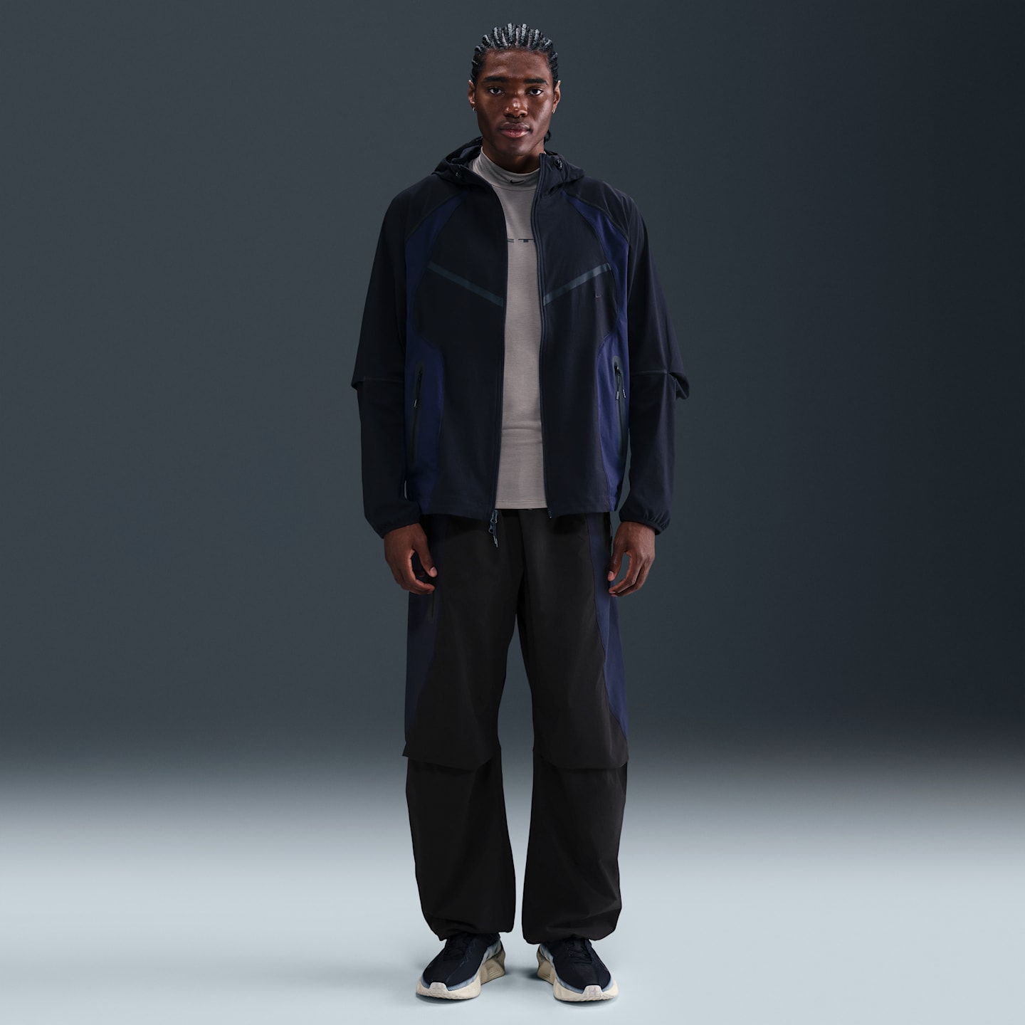 Мужские брюки Nike Tech Dri-FIT Woven оверсайз в стиле колор-блок, цвет: Чёрный / Обсидиановый — фото 1