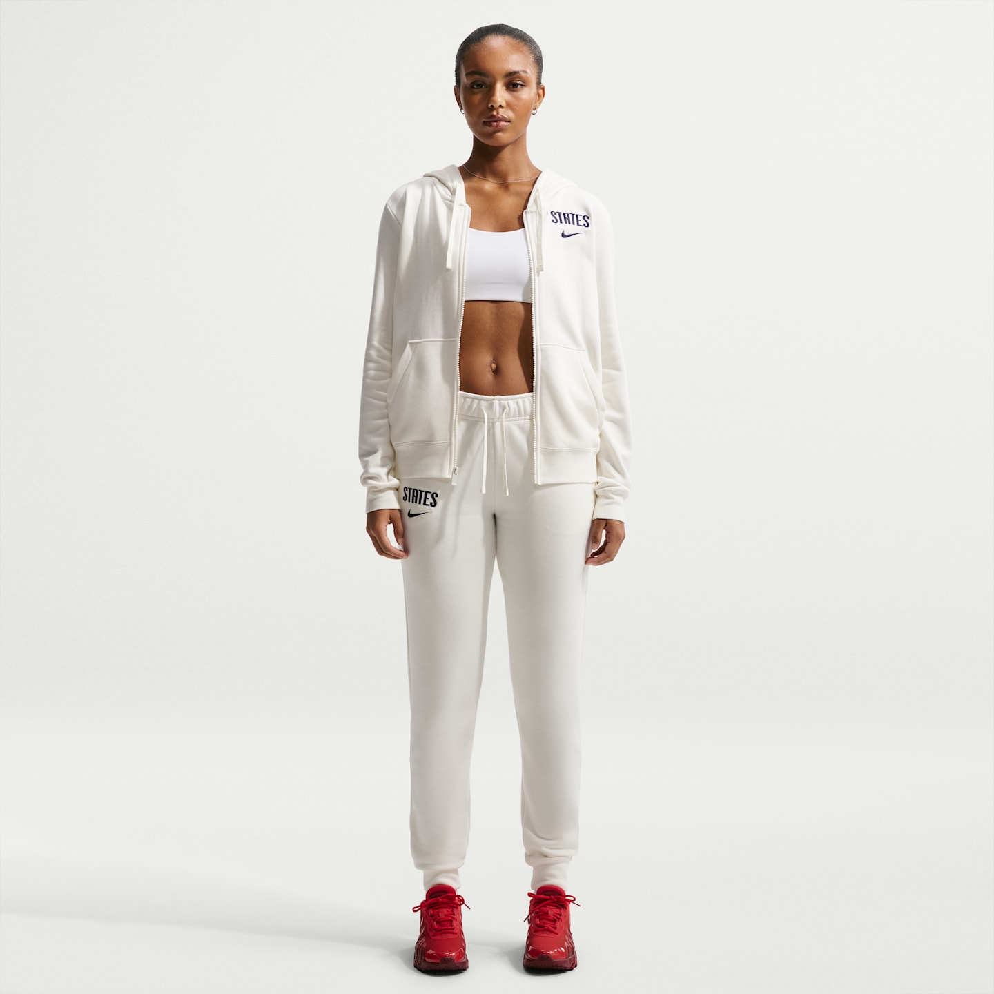 Женские флисовые футбольные брюки со средней посадкой Nike Usmnt Club, цвет: Молочный / Тёмно-синий