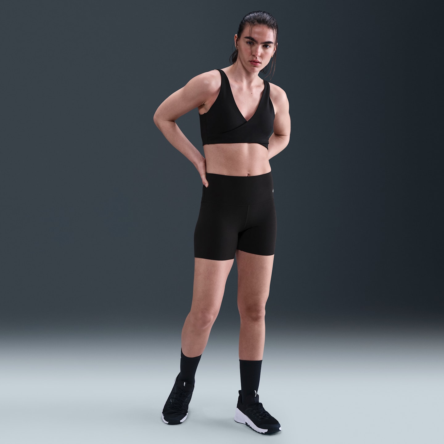 Спортивное бра, уплотнённая чашка, лёгкая поддержка — Nike, цвет: Чёрный / Серый — фото 4