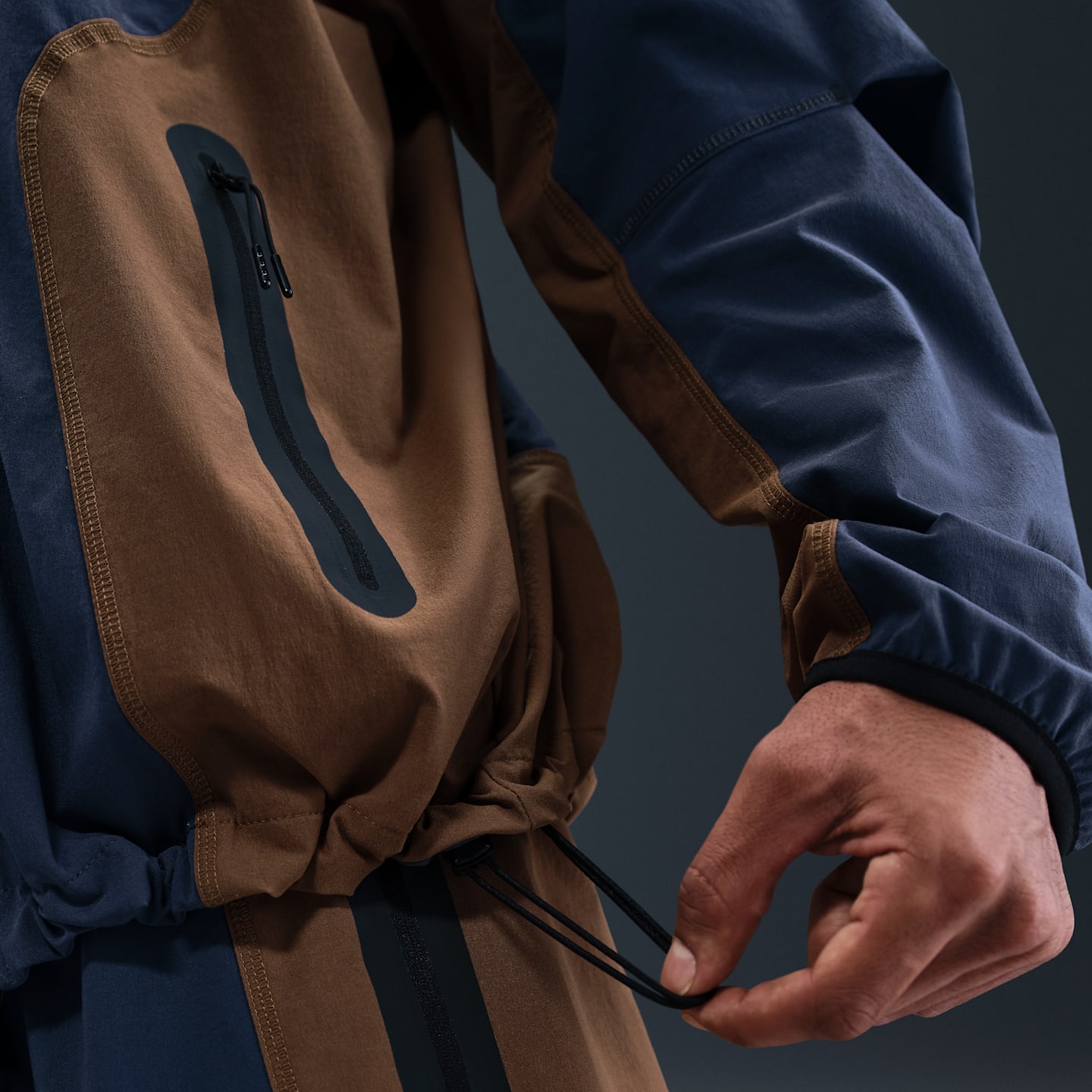 Мужская ветровка Nike Tech Dri-FIT Woven Windrunner свободного кроя в стиле колор-блок, цвет: Синий / Коричневый — фото 6