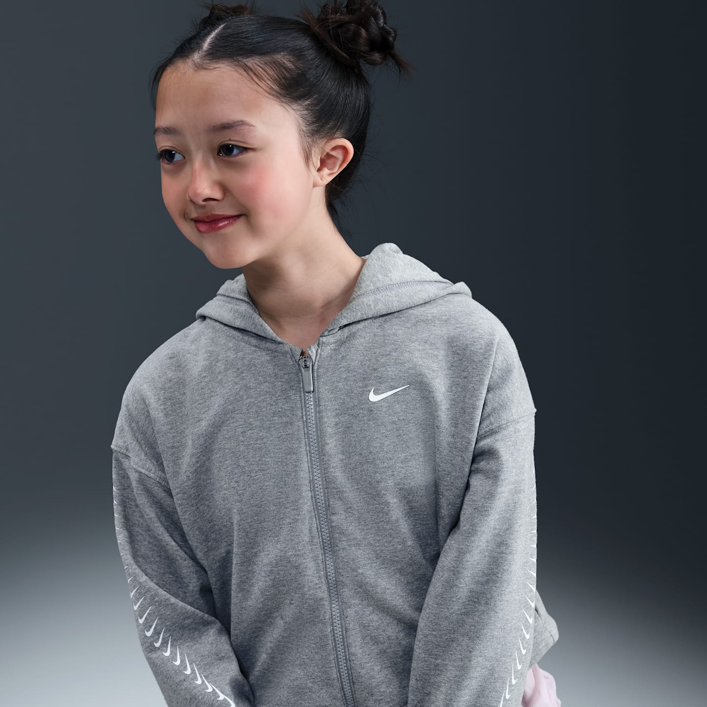 Худи Nike Sportswear Dri-FIT Fleece для девочек, цвет: Серый меланжевый / Белый — фото 1