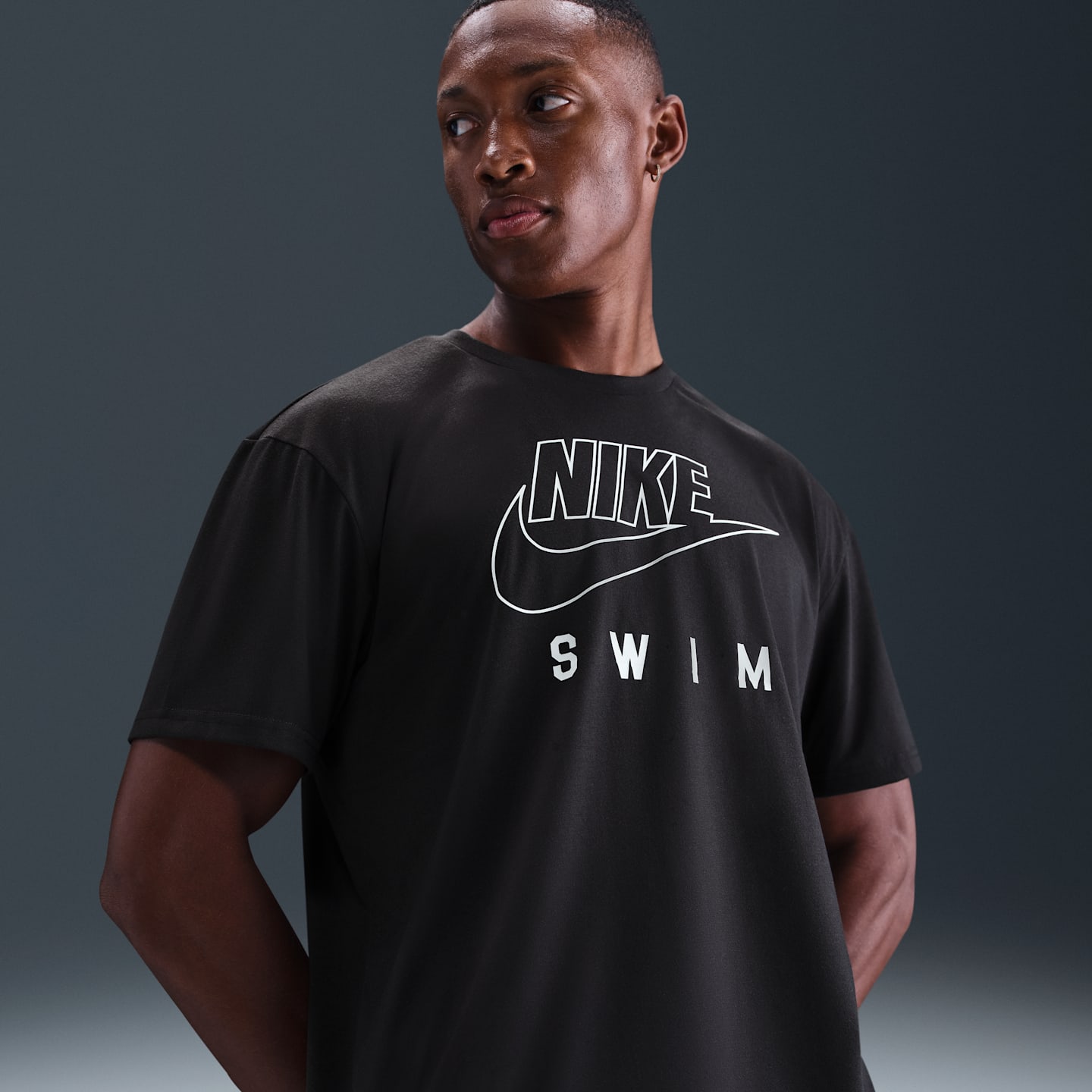 Мужская плавательная футболка Nike Swim Swoosh Hydroguard с коротким рукавом, цвет: Чёрный — фото 1