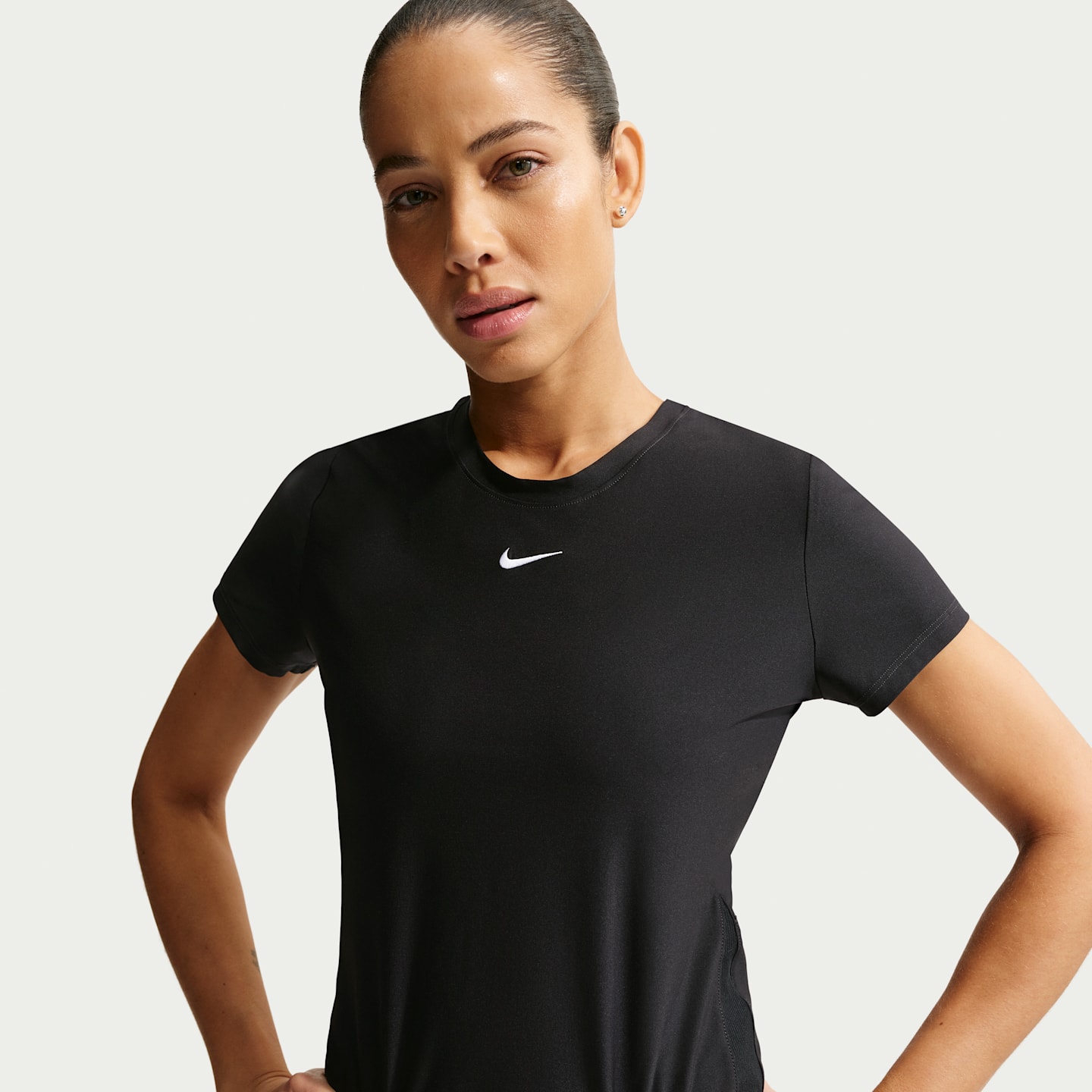 Женская теннисная футболка Nike Victory Dri-FIT с коротким рукавом, цвет: Чёрный / Белый — фото 1