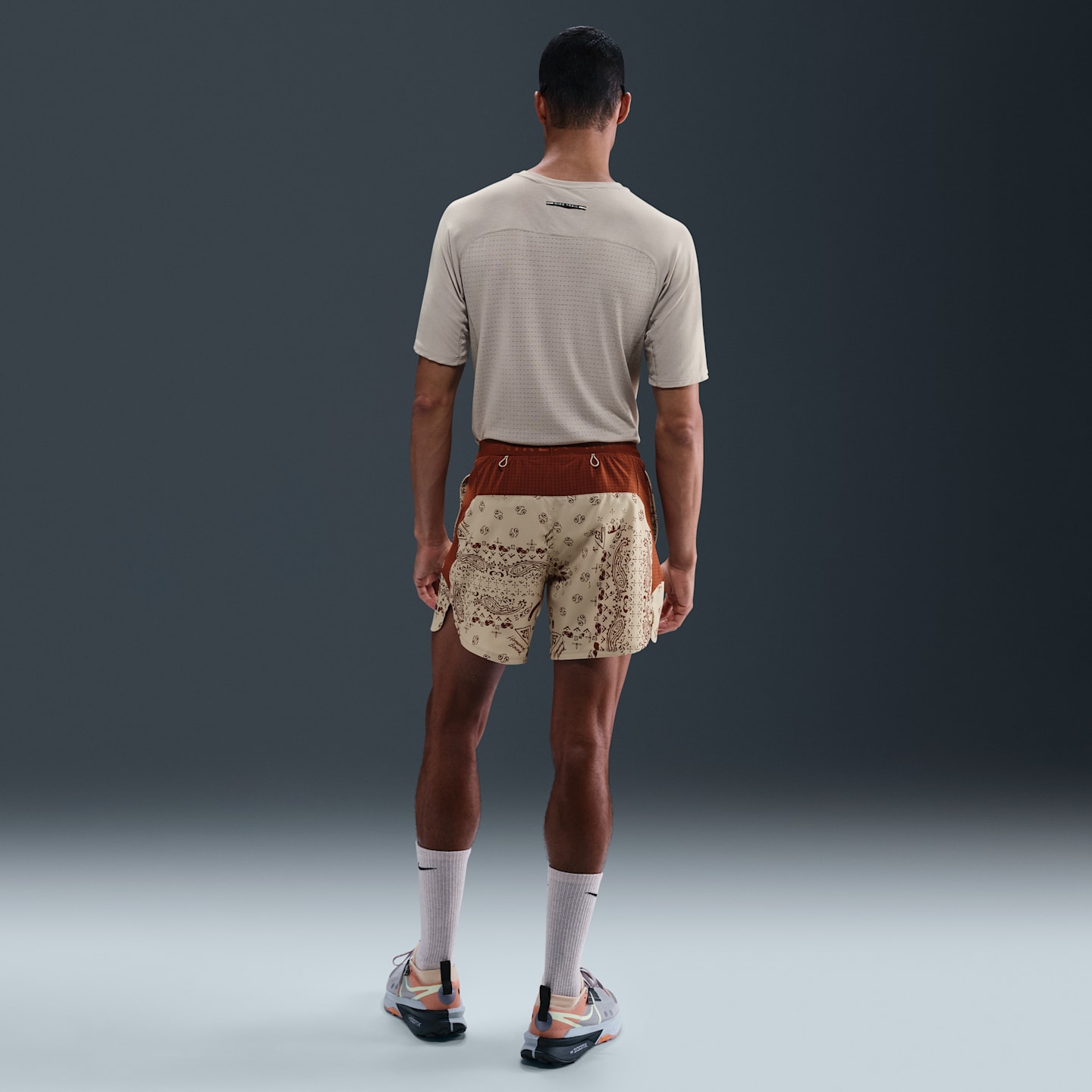 Мужские беговые шорты Nike Trail Dri-FIT, 6", со вшитыми трусами, цвет: Пустынный хаки / Коричный — фото 4