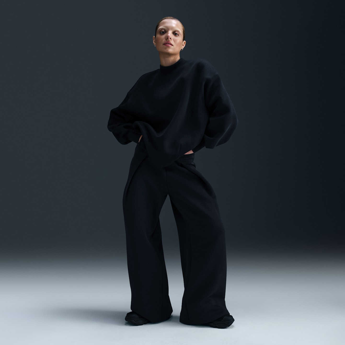 Женский свитшот Nike Sportswear Tech Fleece оверсайз, цвет: Чёрный — фото 4