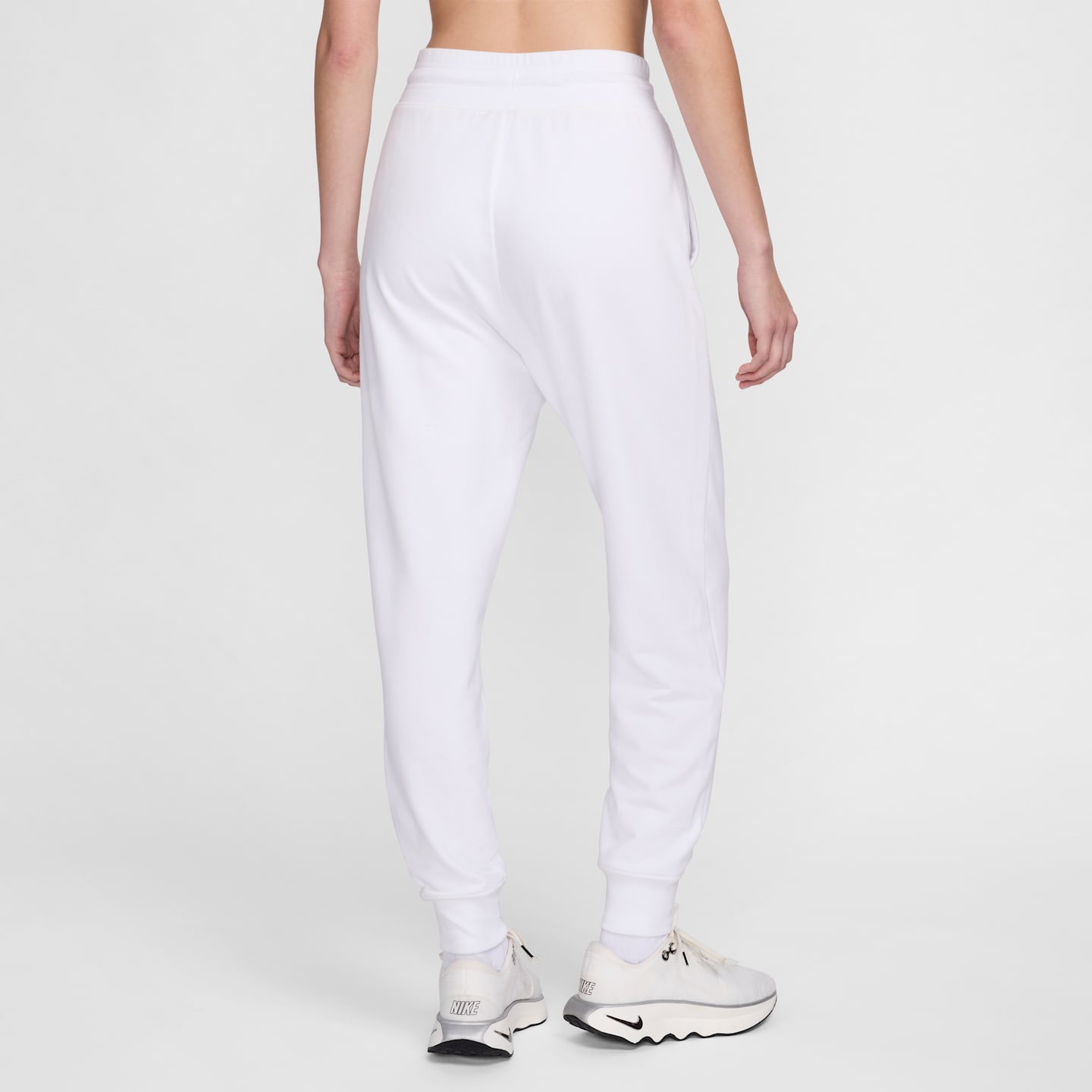 Женские джоггеры Nike Dri-FIT One High-Waisted 7/8 из френч терри, цвет: Белый / Чёрный — фото 2