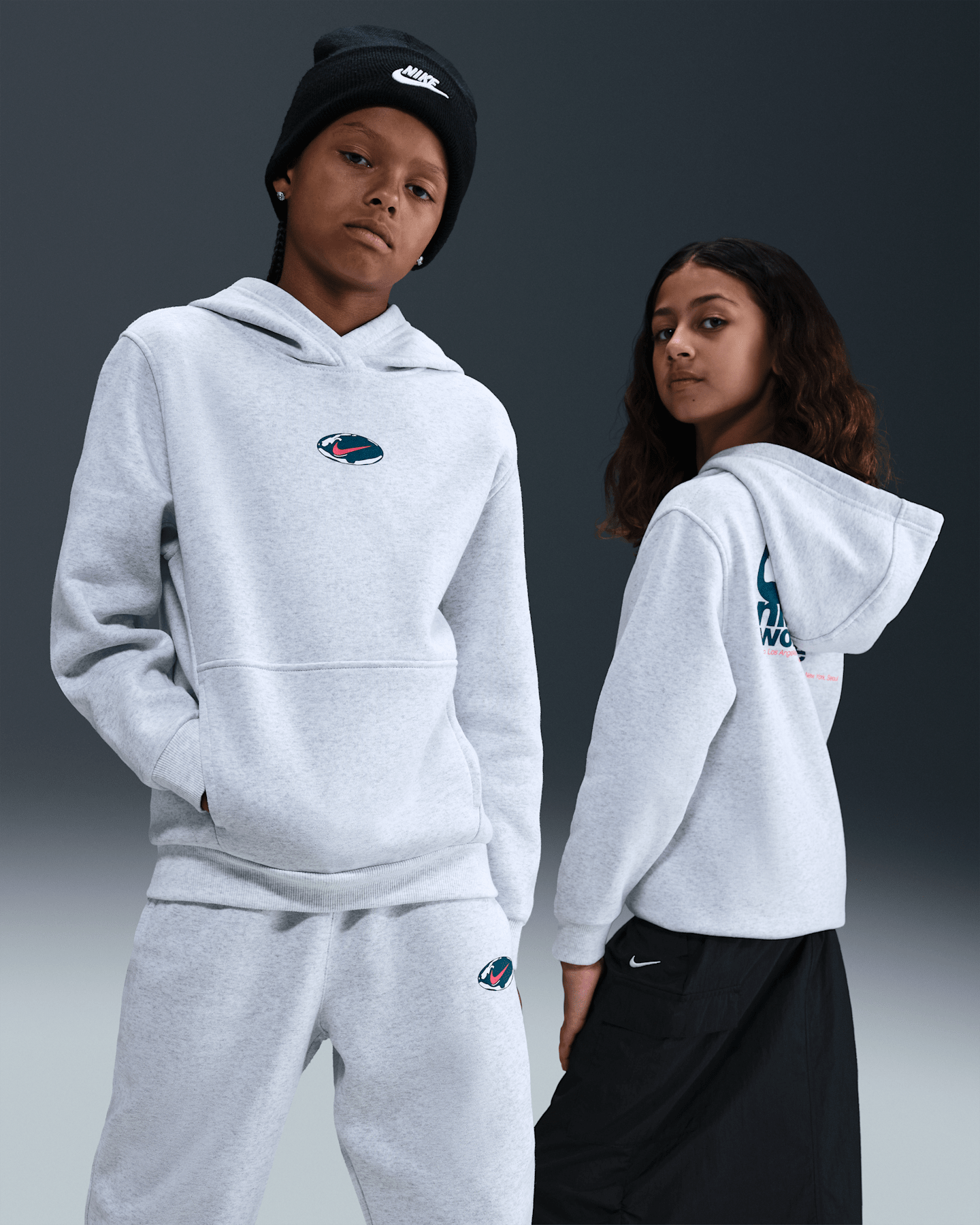 Детское худи Nike Sportswear Club Fleece, цвет: Берёзовый меланжевый / Малиновый — фото 8