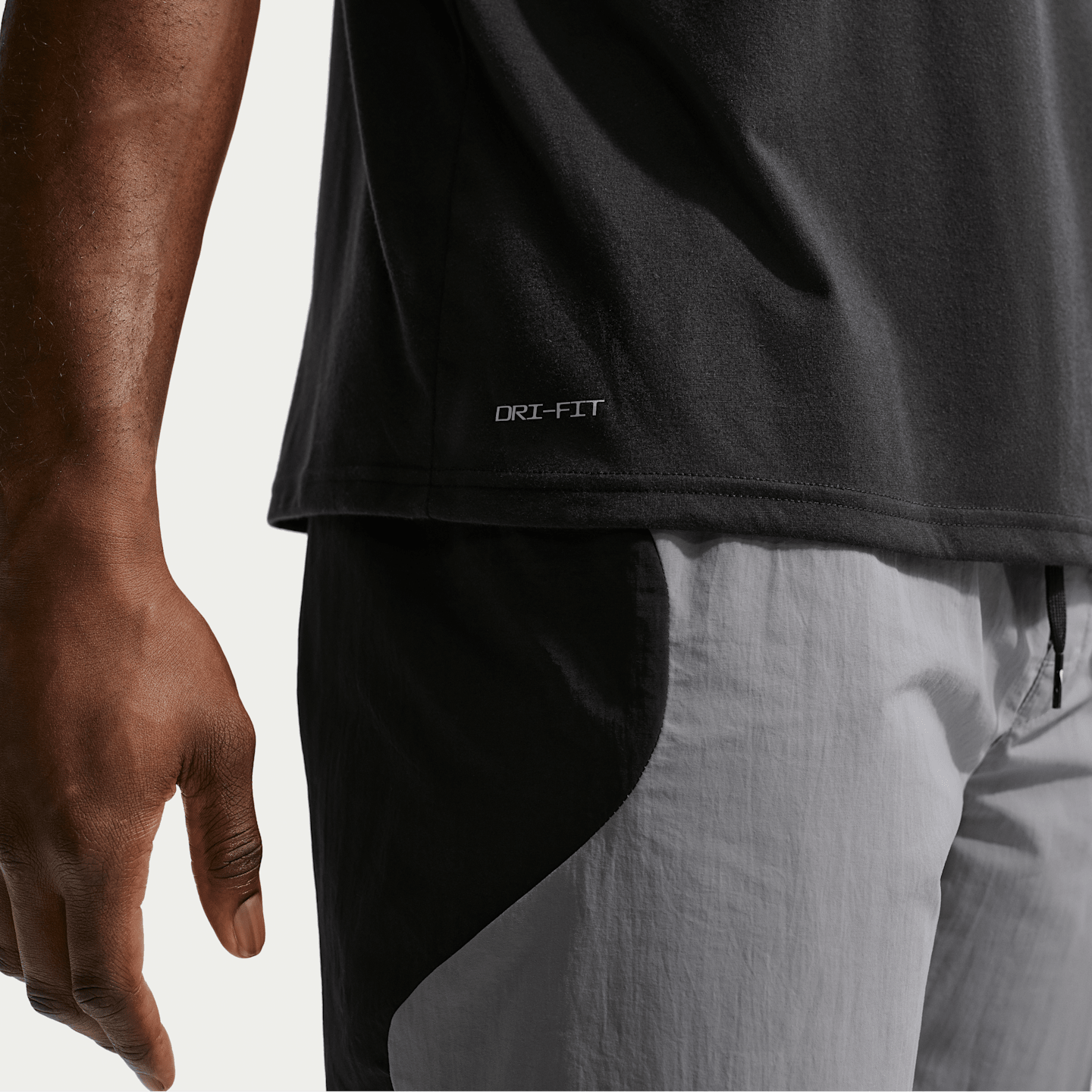 Мужская плавательная футболка Nike Swim Hydroguard Dri-FIT UV с коротким рукавом, цвет: Чёрный — фото 7