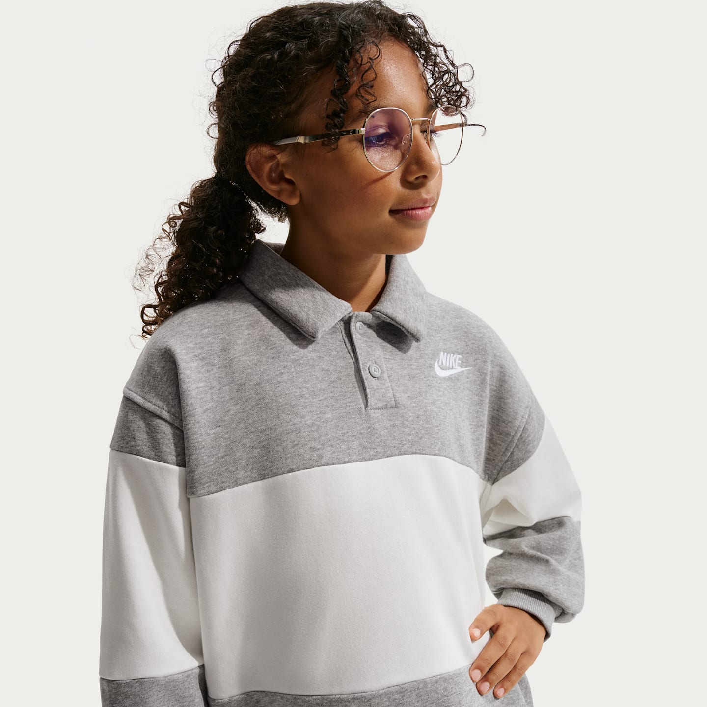 Детская регбийка Nike Sportswear Club из френч терри, цвет: Серый меланжевый / Молочный — фото 2