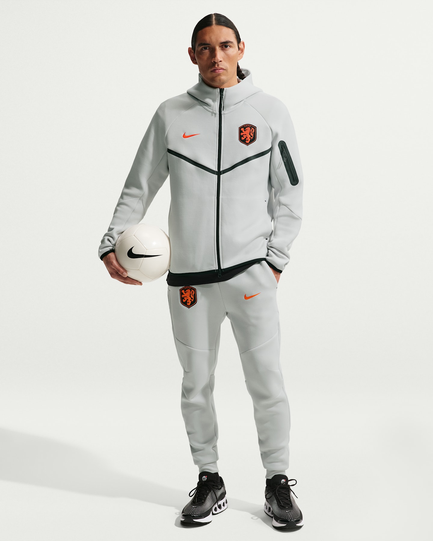 Мужские футбольные джоггеры Nike Netherlands Tech Fleece, цвет: Малиновый — фото 6