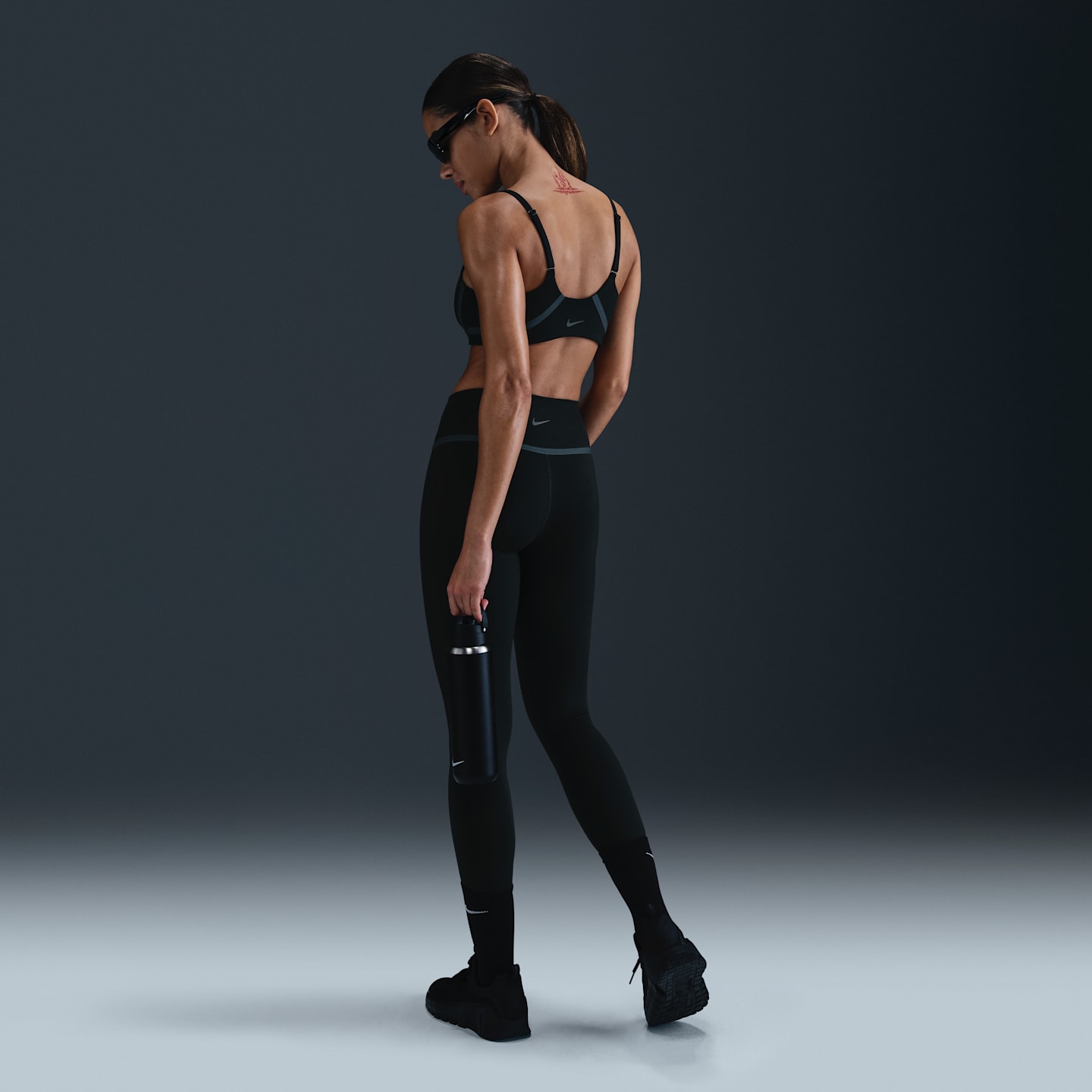 Женский спортивный бра-трансформер Nike One лёгкой поддержки с лёгкой подкладкой, цвет: Чёрный / Тёмно-синий — фото 5