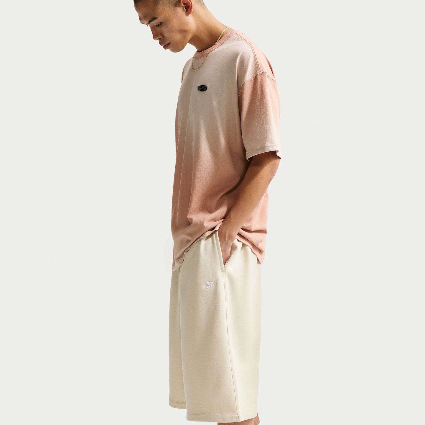 Мужские шорты Nike Sportswear Club из френч терри оверсайз, цвет: Светлый хаки / Белый — фото 4