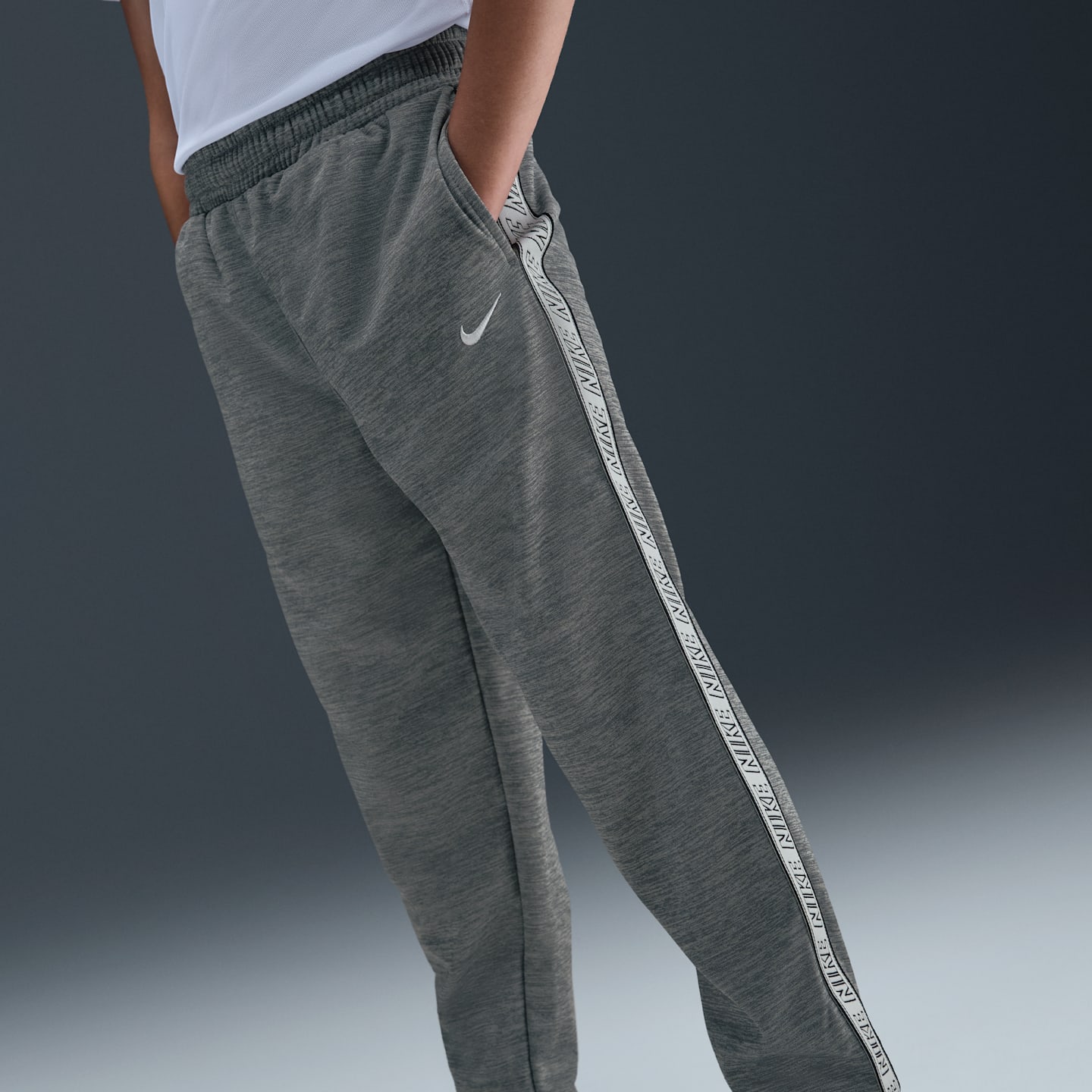 Детские брюки Nike Sportswear Club Dri-FIT, цвет: Дымчатый серый / Серый — фото 2