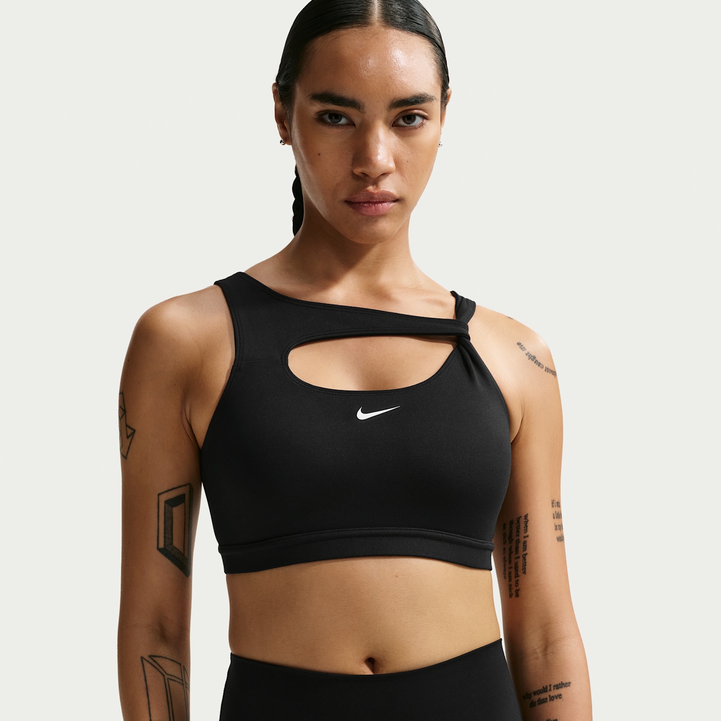 Спортивное бра, уплотнённая чашка, средняя поддержка — Nike, цвет: Чёрный / Белый — фото 1