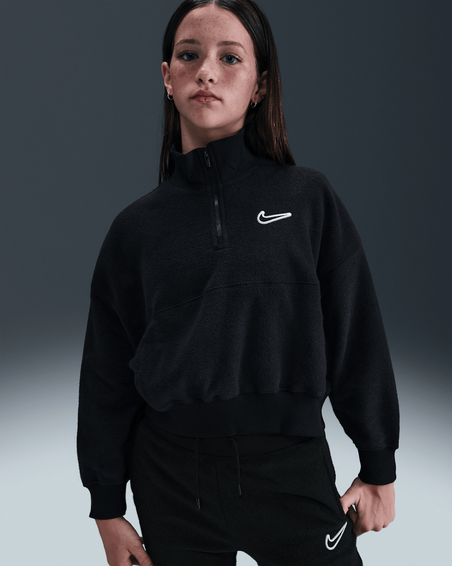 Детский флисовый топ для девочек Nike Sportswear с длинным рукавом, цвет: Чёрный / Белый — фото 6