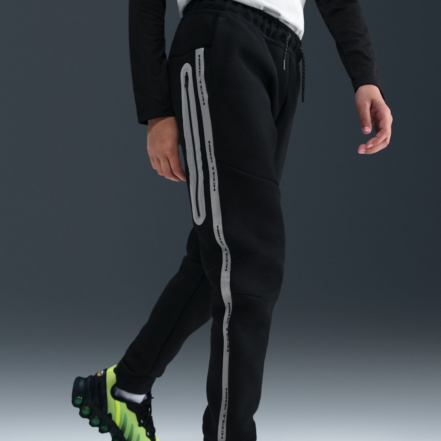 Детские джоггеры Nike Sportswear Tech Fleece со светоотражающими элементами, цвет: Чёрный — фото 2