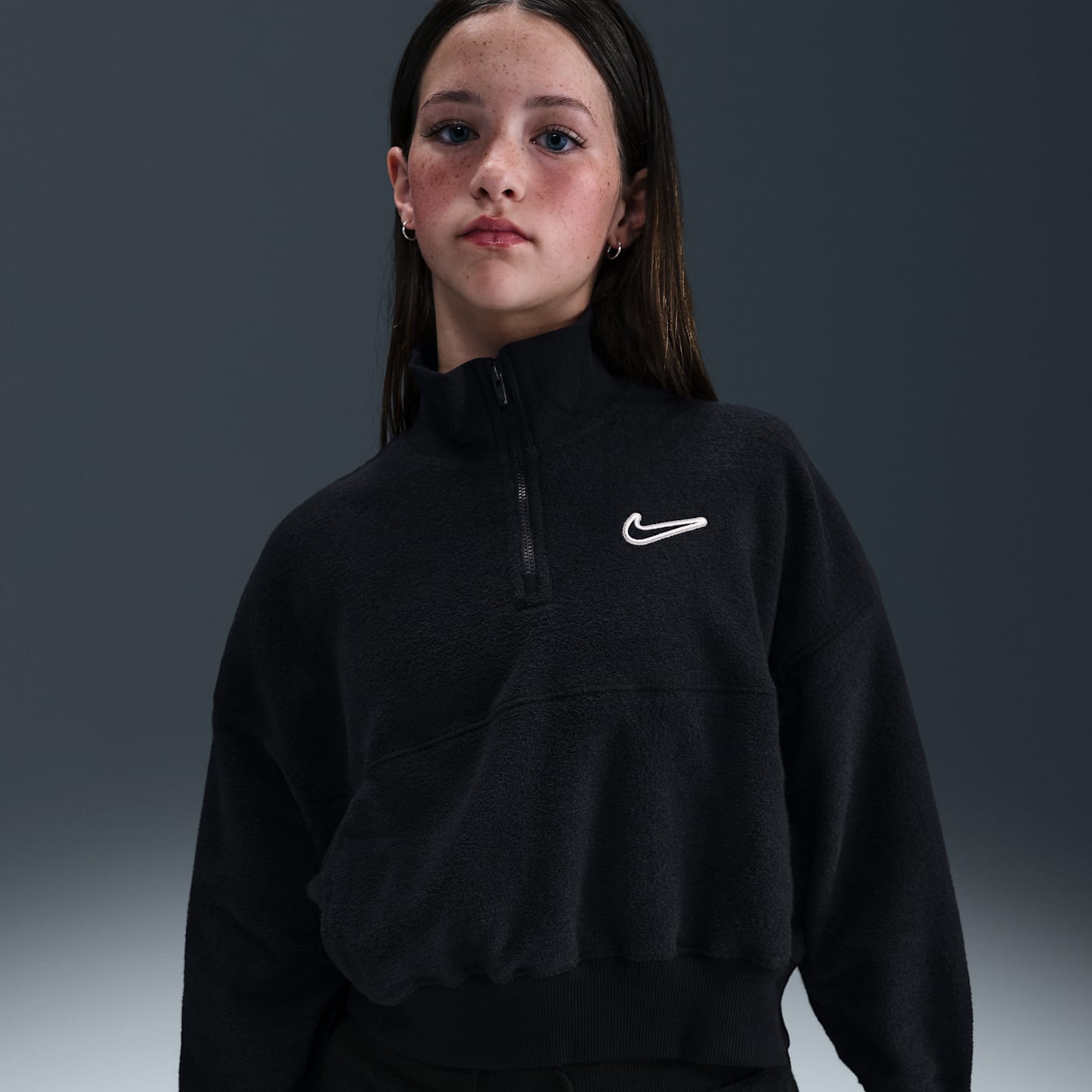 Детский флисовый топ для девочек Nike Sportswear с длинным рукавом, цвет: Чёрный / Белый — фото 1