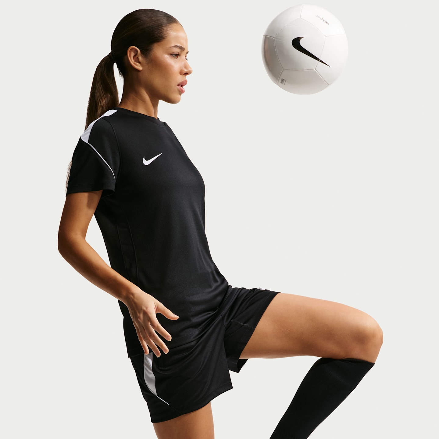 Женская футбольная футболка Nike Strike Dri-FIT, цвет: Чёрный / Белый — фото 3